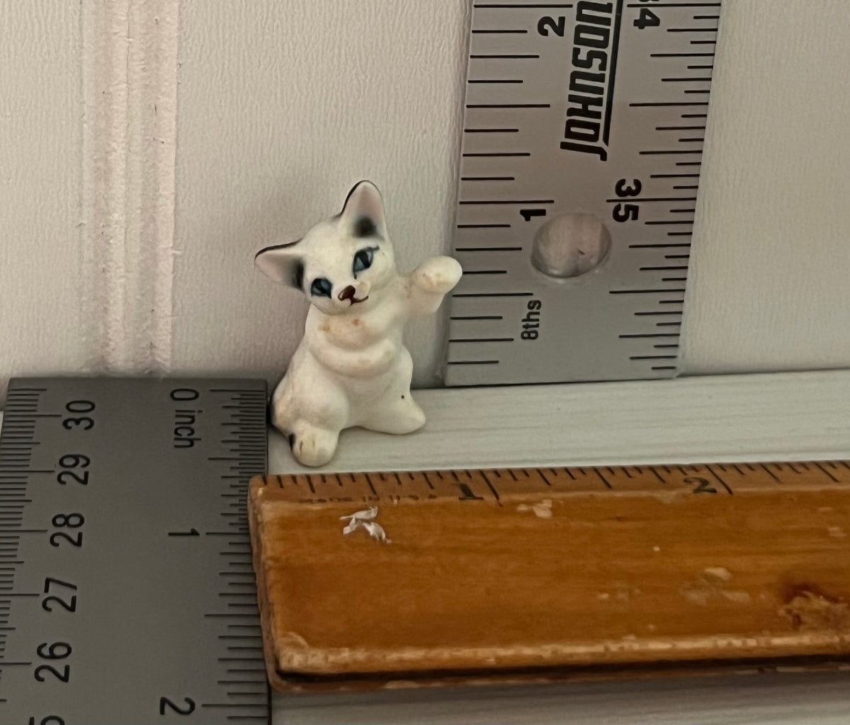 Vintage Mid-Century Kitsch White Black with Blue Eyes Cat With 2 Kittens Porcelain Figurine Set of 3 – Japan/Taiwan Export Style, c. 1960s–1970s
