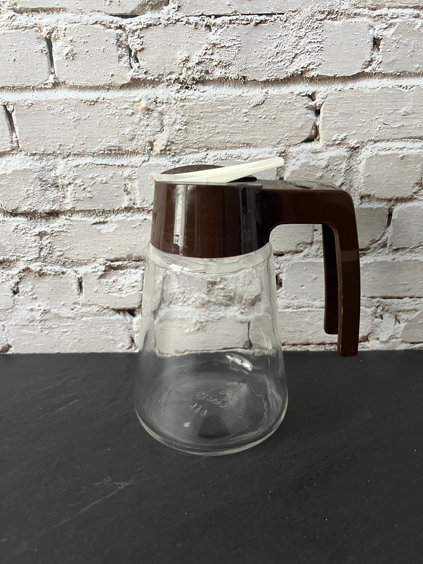 Vintage 1970s Gemco USA Clear Glass Dripless Syrup Pitcher – Brown Plastic Lid – 5” Tall