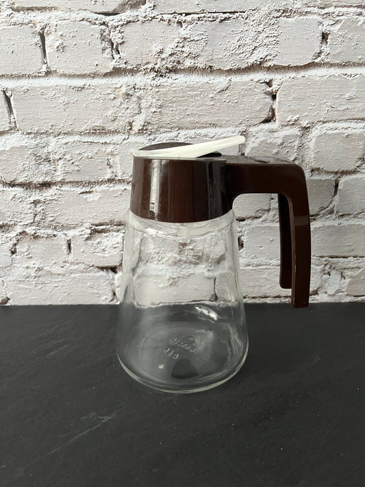 Vintage 1970s Gemco USA Clear Glass Dripless Syrup Pitcher – Brown Plastic Lid – 5” Tall
