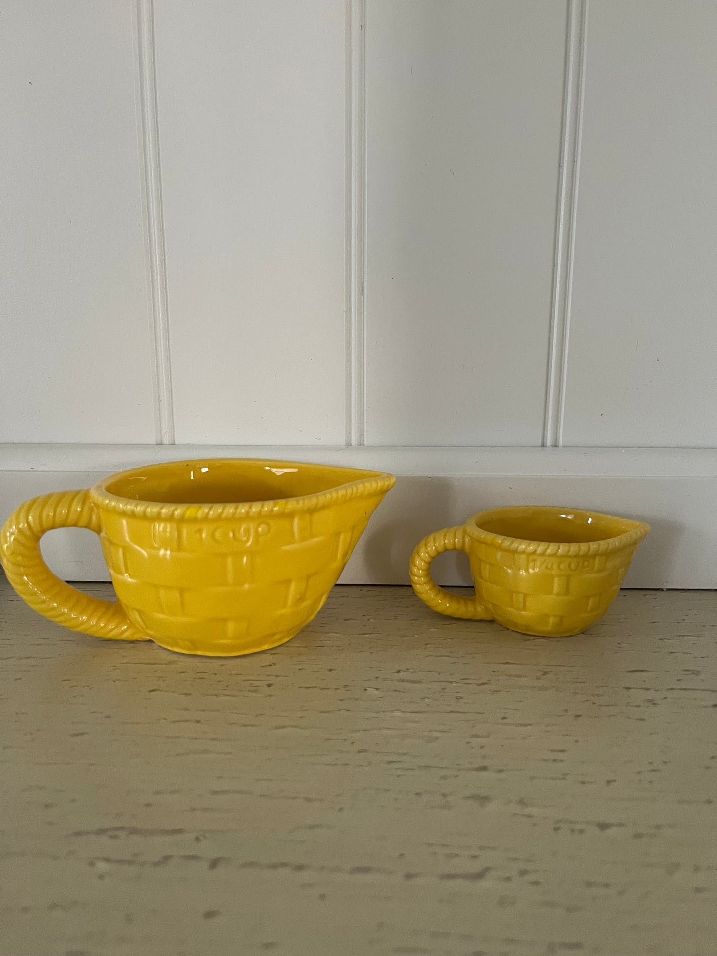 Retro Sunshine Yellow Basket Weave Measuring Cups – 1 Cup & 1/4 Cup (c. 1990s–2000s)