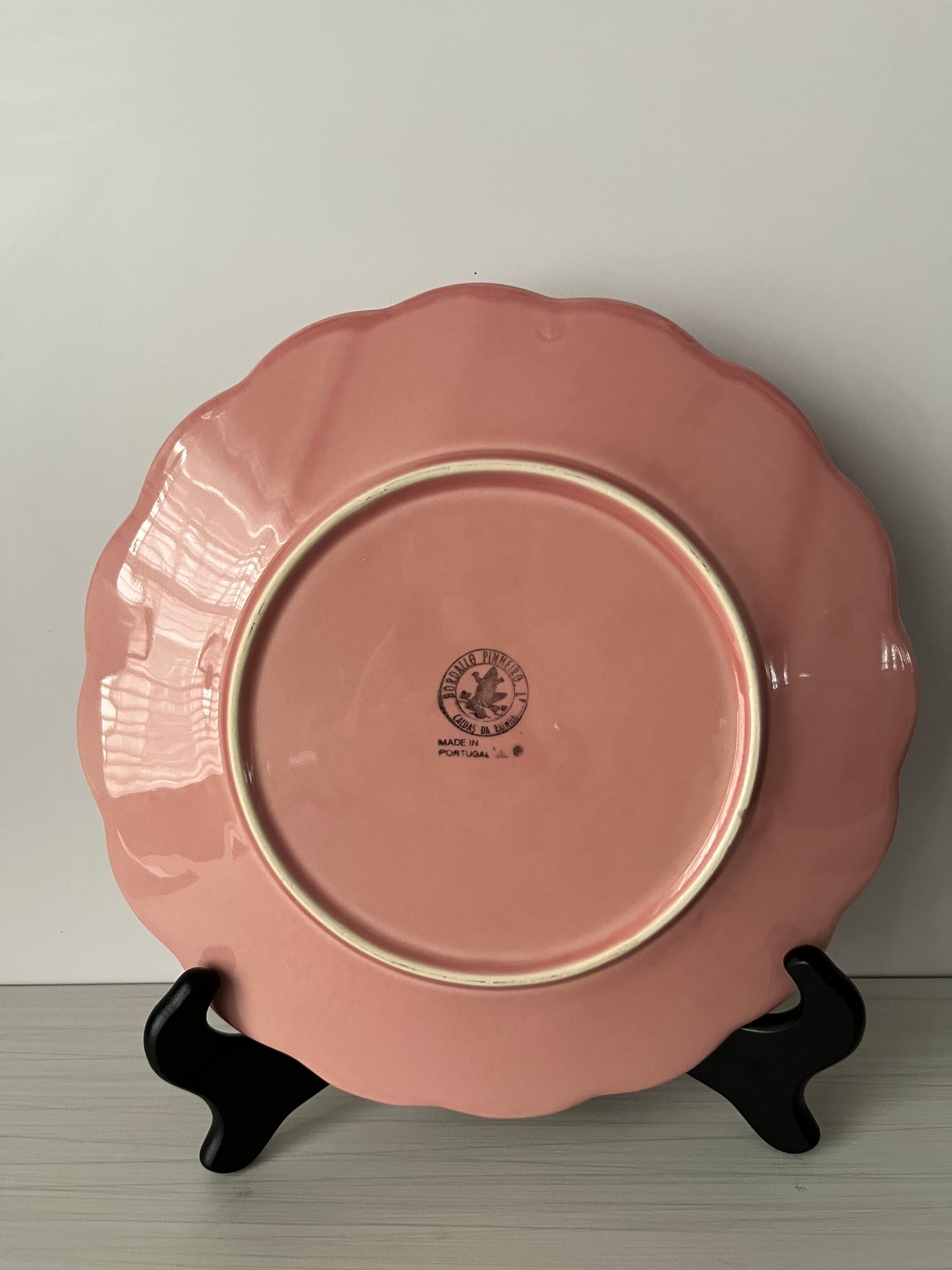 Vintage 1980s Bordallo Pinheiro Pink Majolica Floral Plates – Set of 4 Hydrangea Relief Display Dinner Size Plates  – Made in Portugal – Heavy Crazing Crackle Glaze
