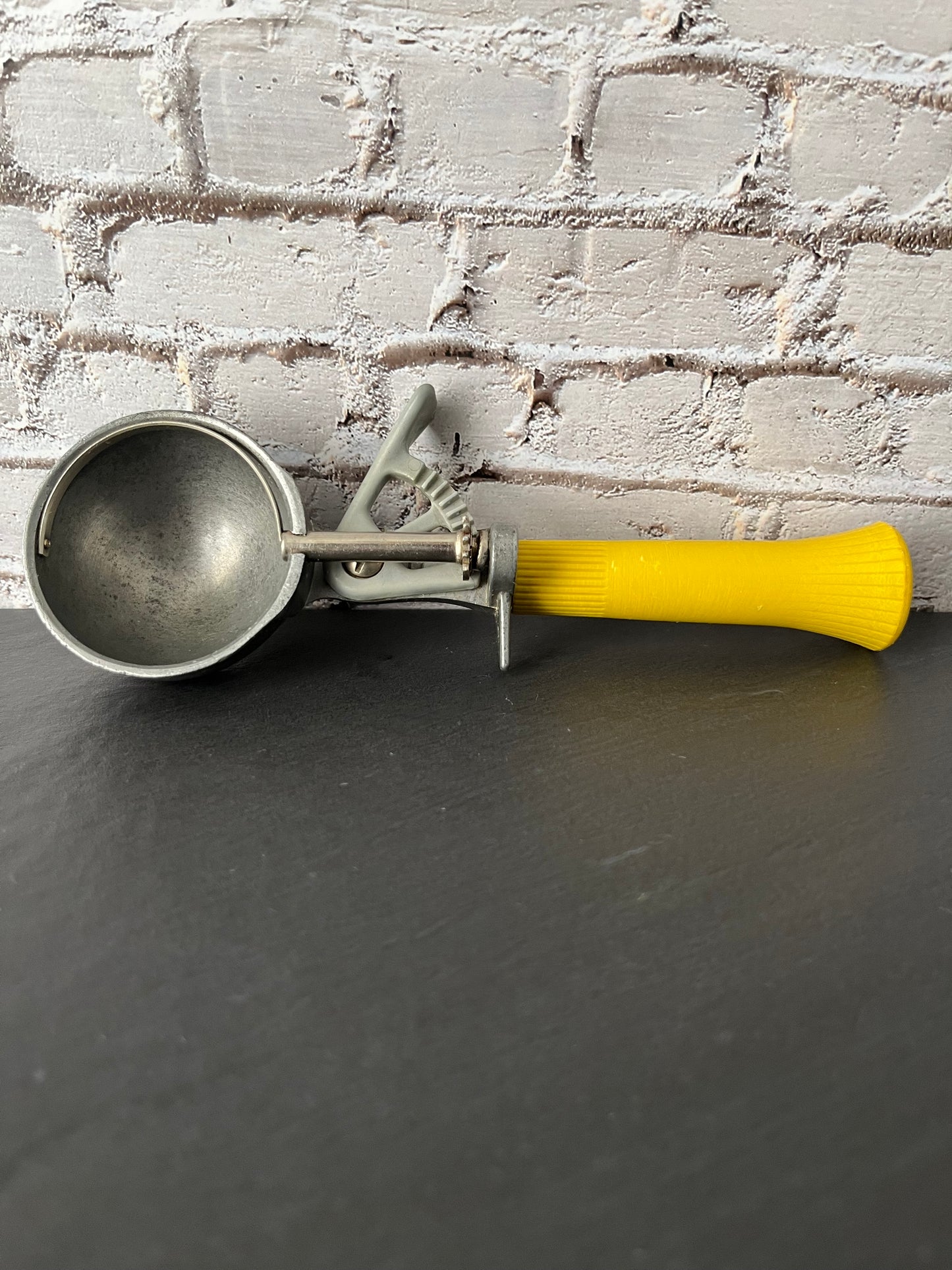 Vintage Bonny Products Ice Cream Scoop with Yellow Handle – 1960s–1970s Retro Kitchen Tool