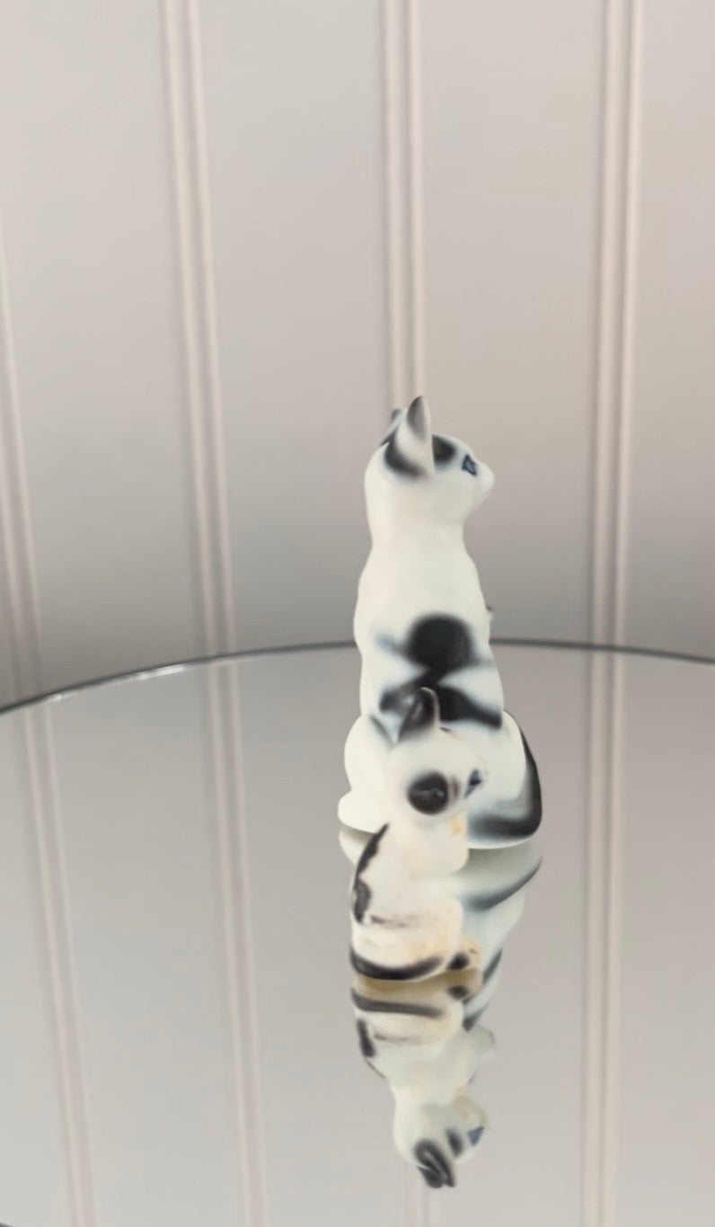 Vintage Mid-Century Kitsch White Black with Blue Eyes Cat With 2 Kittens Porcelain Figurine Set of 3 – Japan/Taiwan Export Style, c. 1960s–1970s