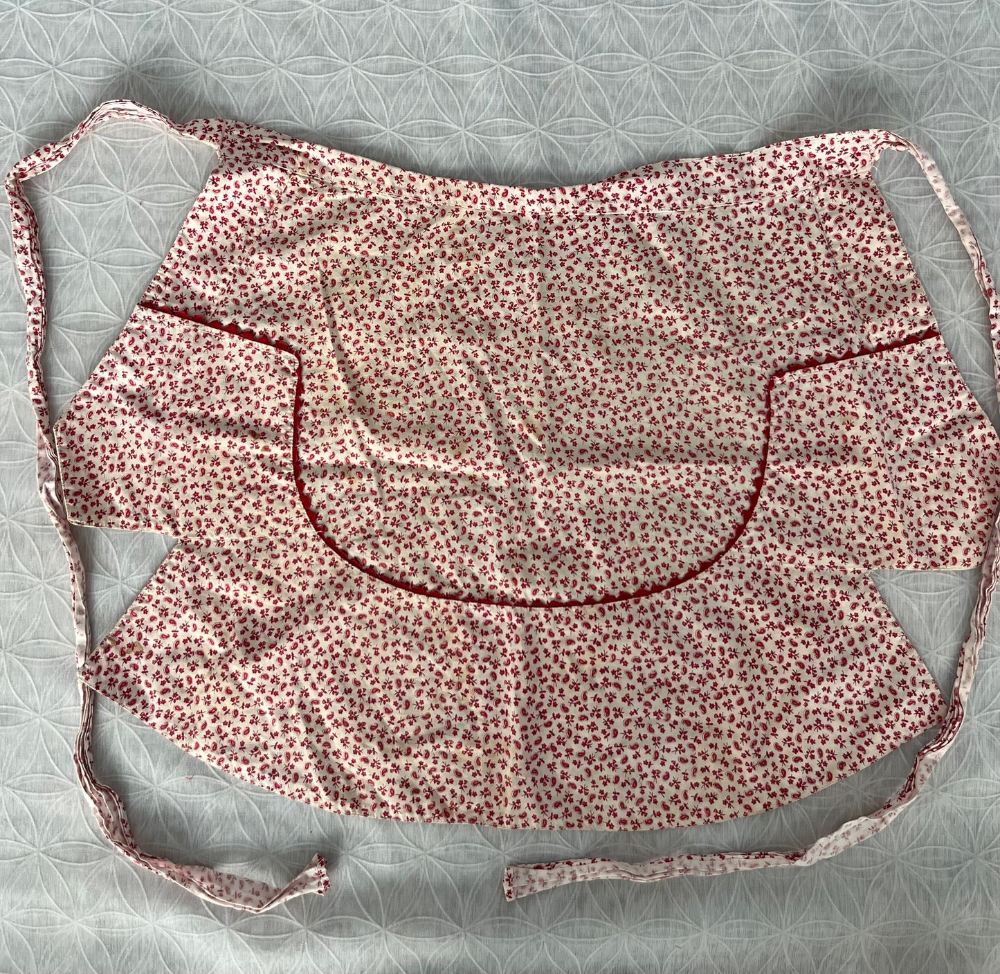 Vintage c 1950’s Red Calico Half Apron with Rickrack Trim | Cottage Kitchen Waist Apron