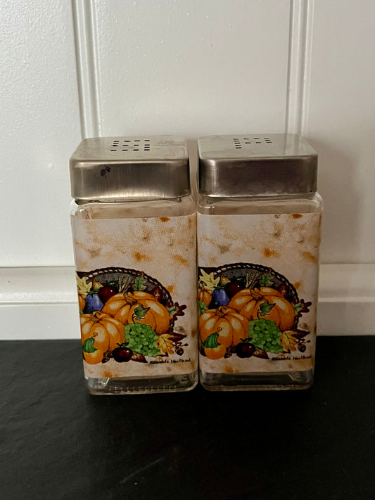Vintage Autumn Harvest Cornucopia Salt & Pepper Shakers – Clear Glass & Metal Tops – 1970s Fall Kitchen Decor