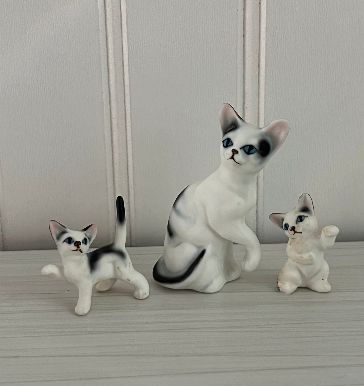 Vintage Mid-Century Kitsch White Black with Blue Eyes Cat With 2 Kittens Porcelain Figurine Set of 3 – Japan/Taiwan Export Style, c. 1960s–1970s
