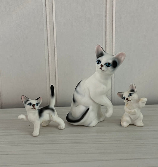 Vintage Mid-Century Kitsch White Black with Blue Eyes Cat With 2 Kittens Porcelain Figurine Set of 3 – Japan/Taiwan Export Style, c. 1960s–1970s