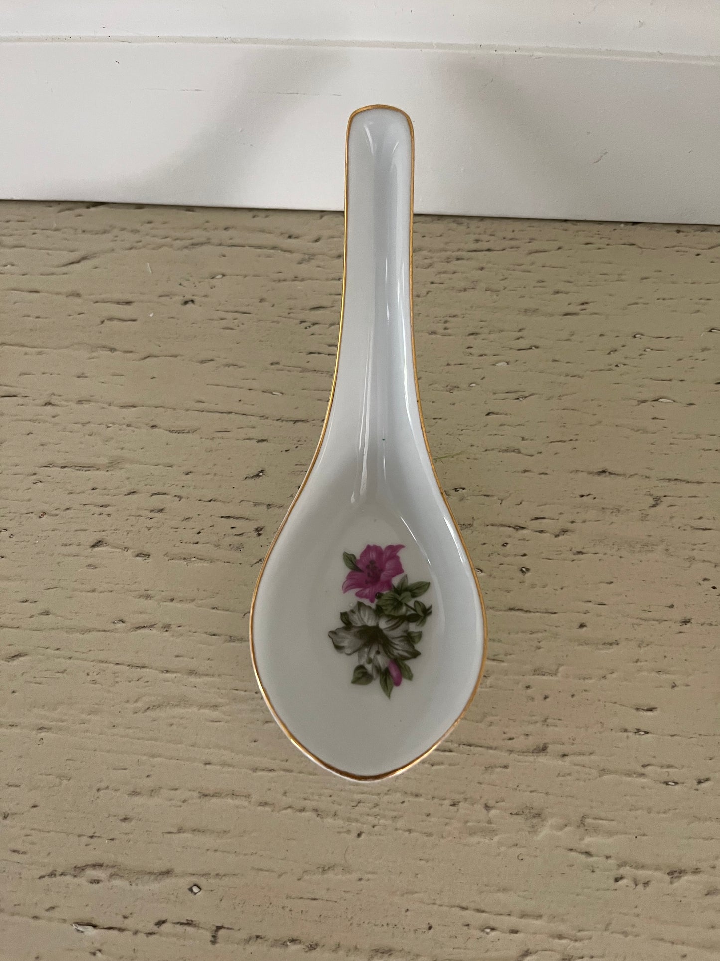 Vintage c. 1960’s Porcelain Tang chi Asian Soup/Tasting/Tea Spoons with Gold Accents – Moss Rose Floral, Set of 5