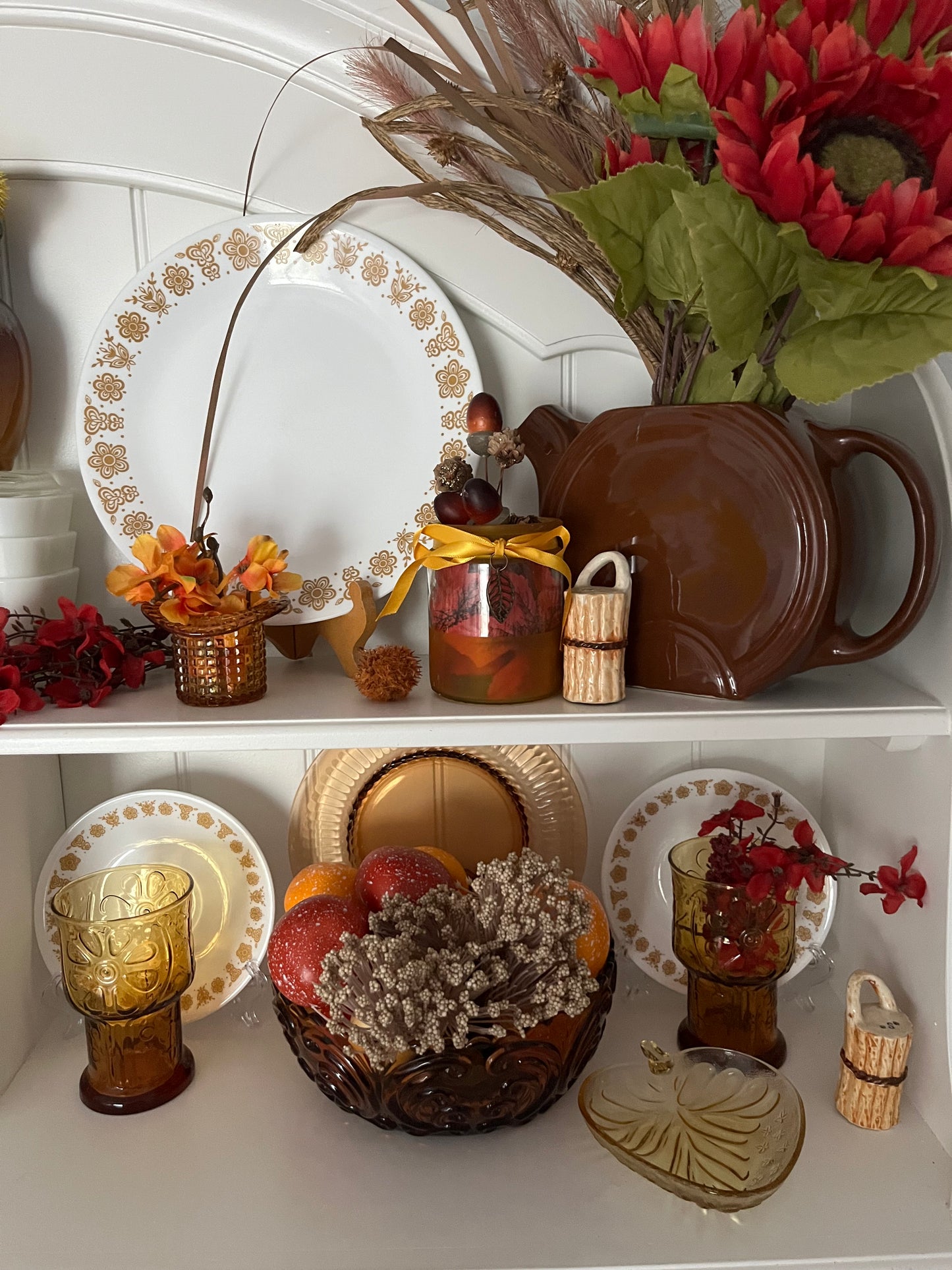 Vintage Amber Pressed Glass Scroll Bowl – Scalloped Rim Serving Bowl | c. 1960s–1970s