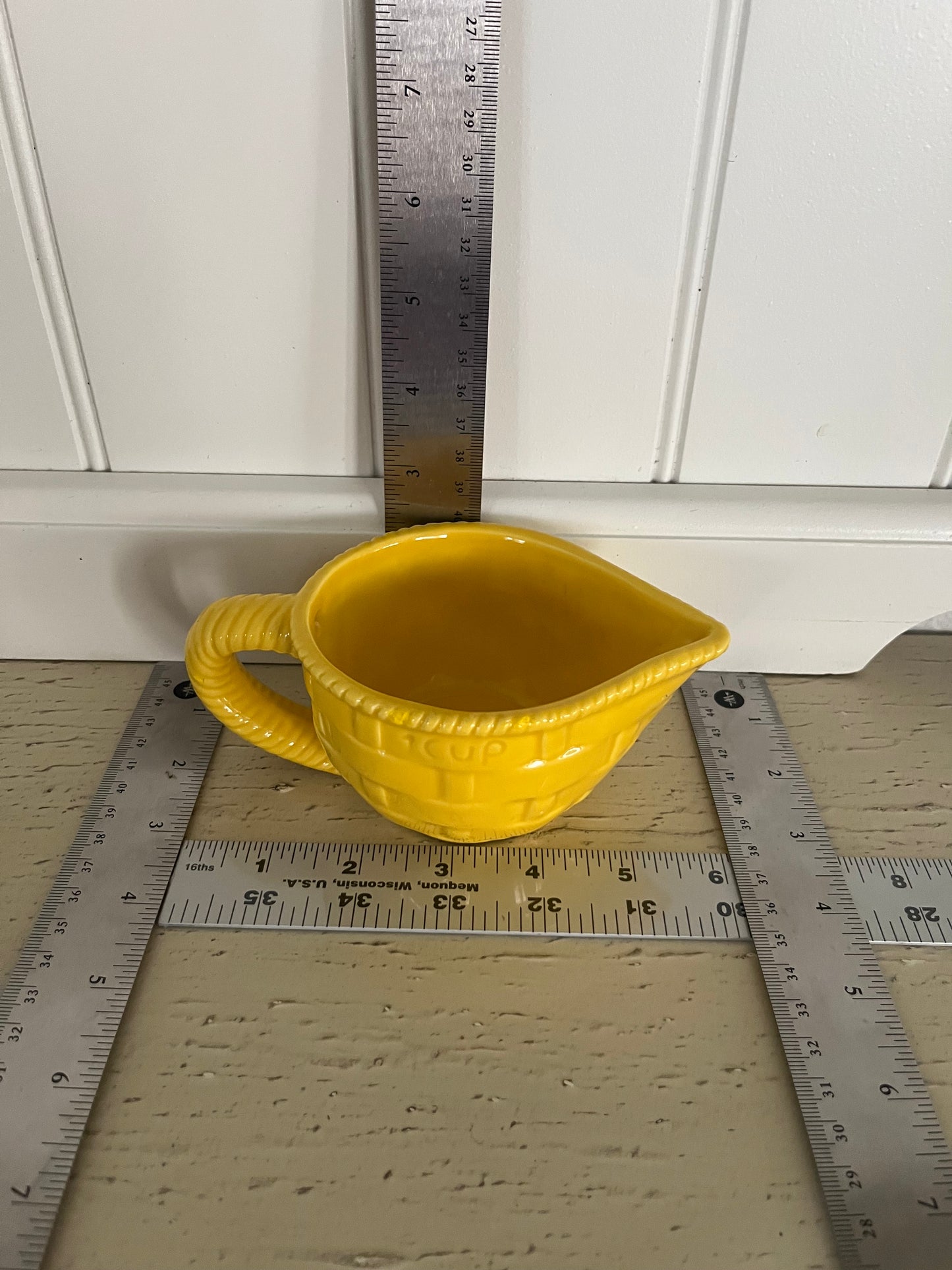 Retro Sunshine Yellow Basket Weave Measuring Cups – 1 Cup & 1/4 Cup (c. 1990s–2000s)