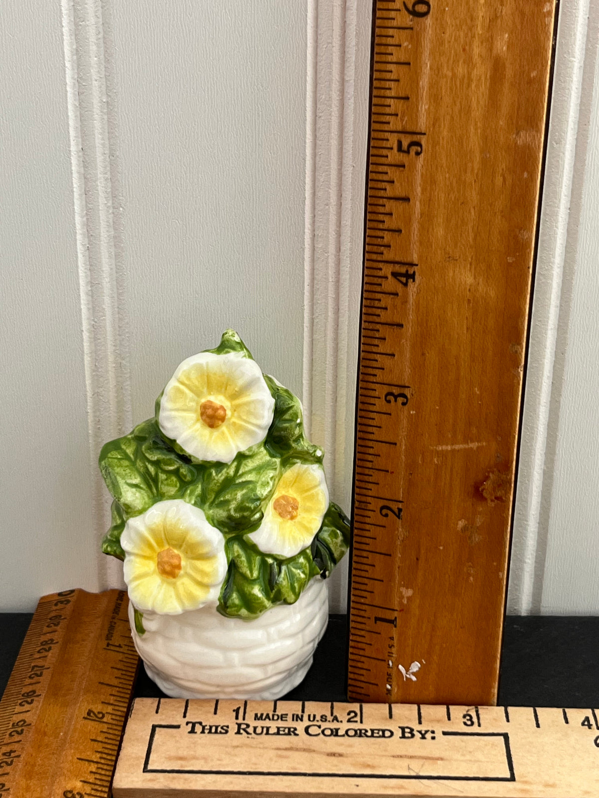 Vintage c. 1960s Single Lefton Daisy Flower Basket Weave Salt Shaker