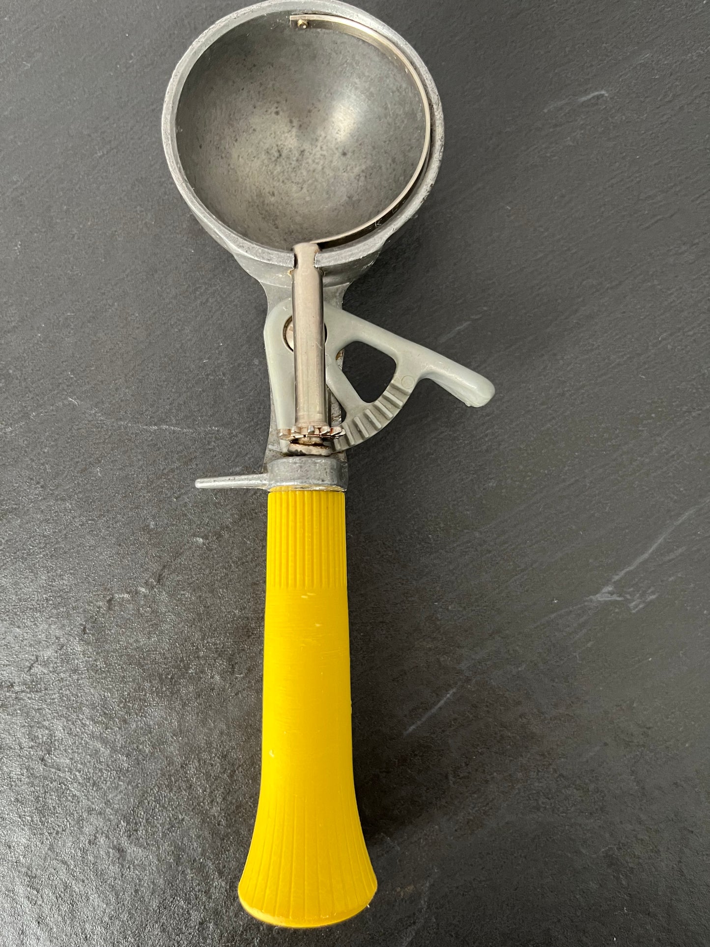 Vintage Bonny Products Ice Cream Scoop with Yellow Handle – 1960s–1970s Retro Kitchen Tool