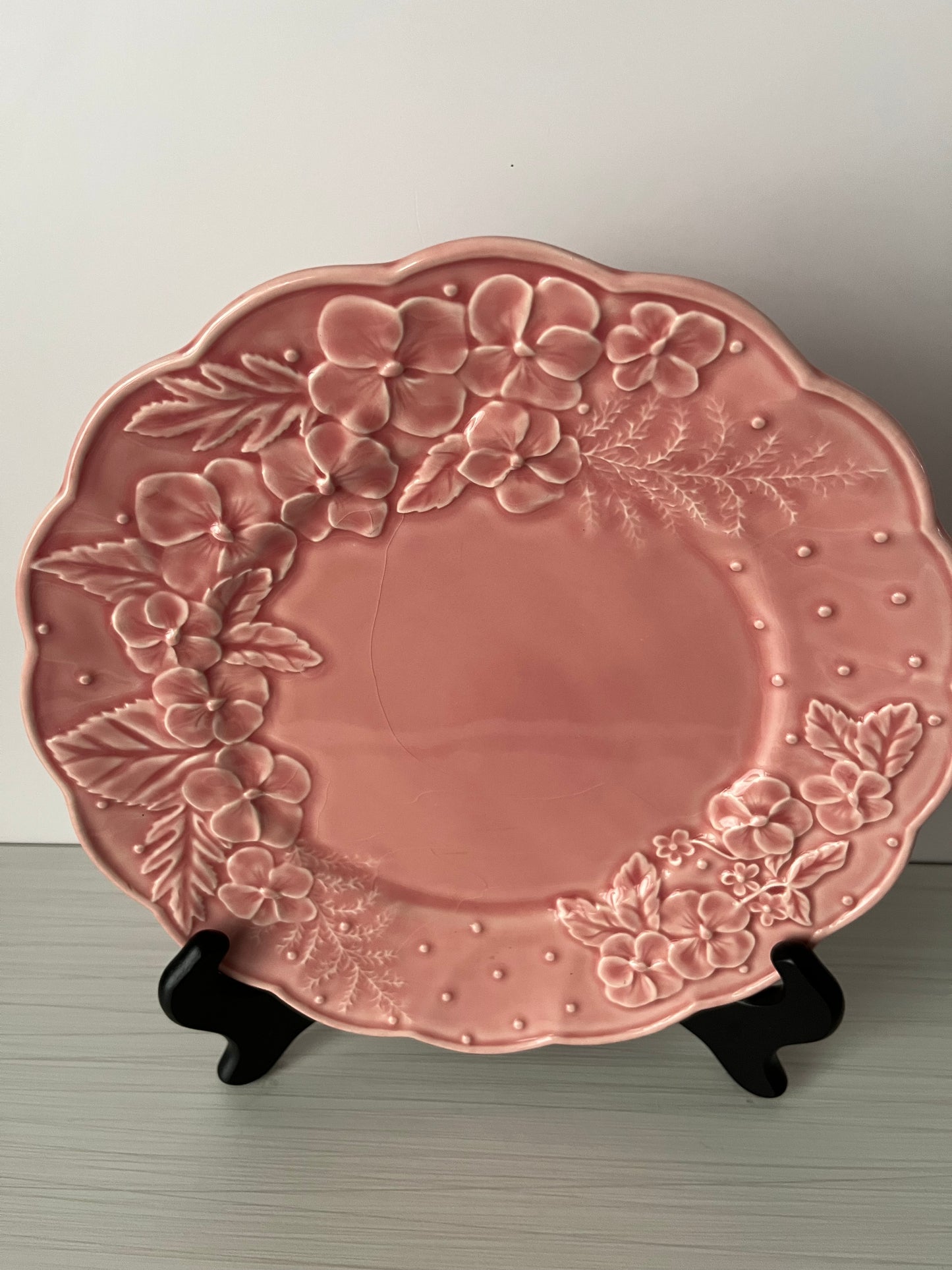 Vintage 1980s Bordallo Pinheiro Pink Majolica Floral Plates – Set of 4 Hydrangea Relief Display Dinner Size Plates  – Made in Portugal – Heavy Crazing Crackle Glaze