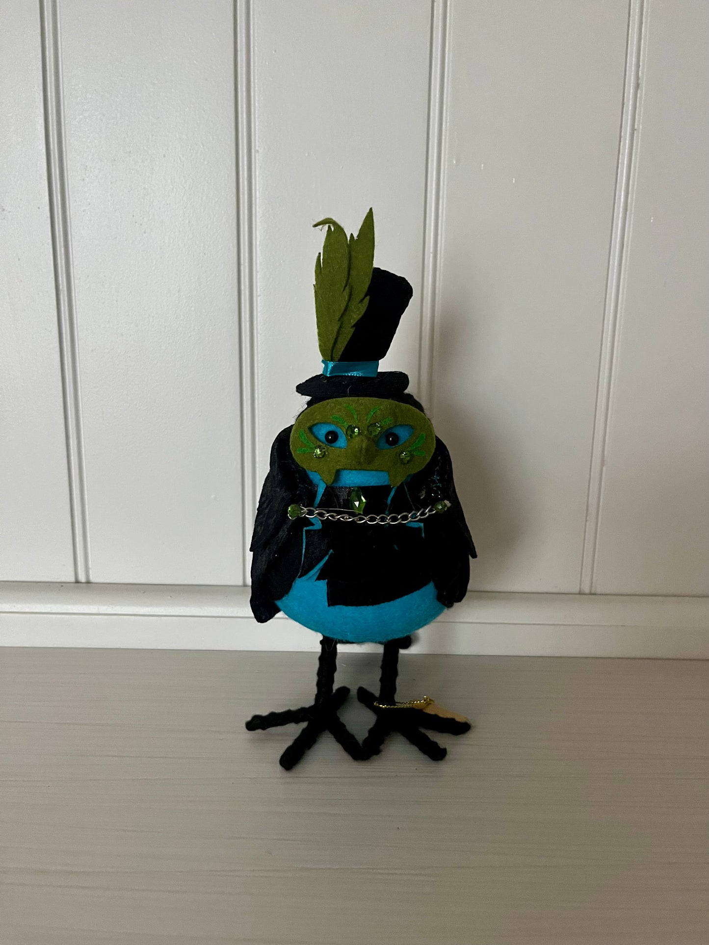 2018 Hyde & Eek! “Peridot” Featherly Friends Top-Hat Crow Figurine – Limited Edition Halloween Bird Décor
