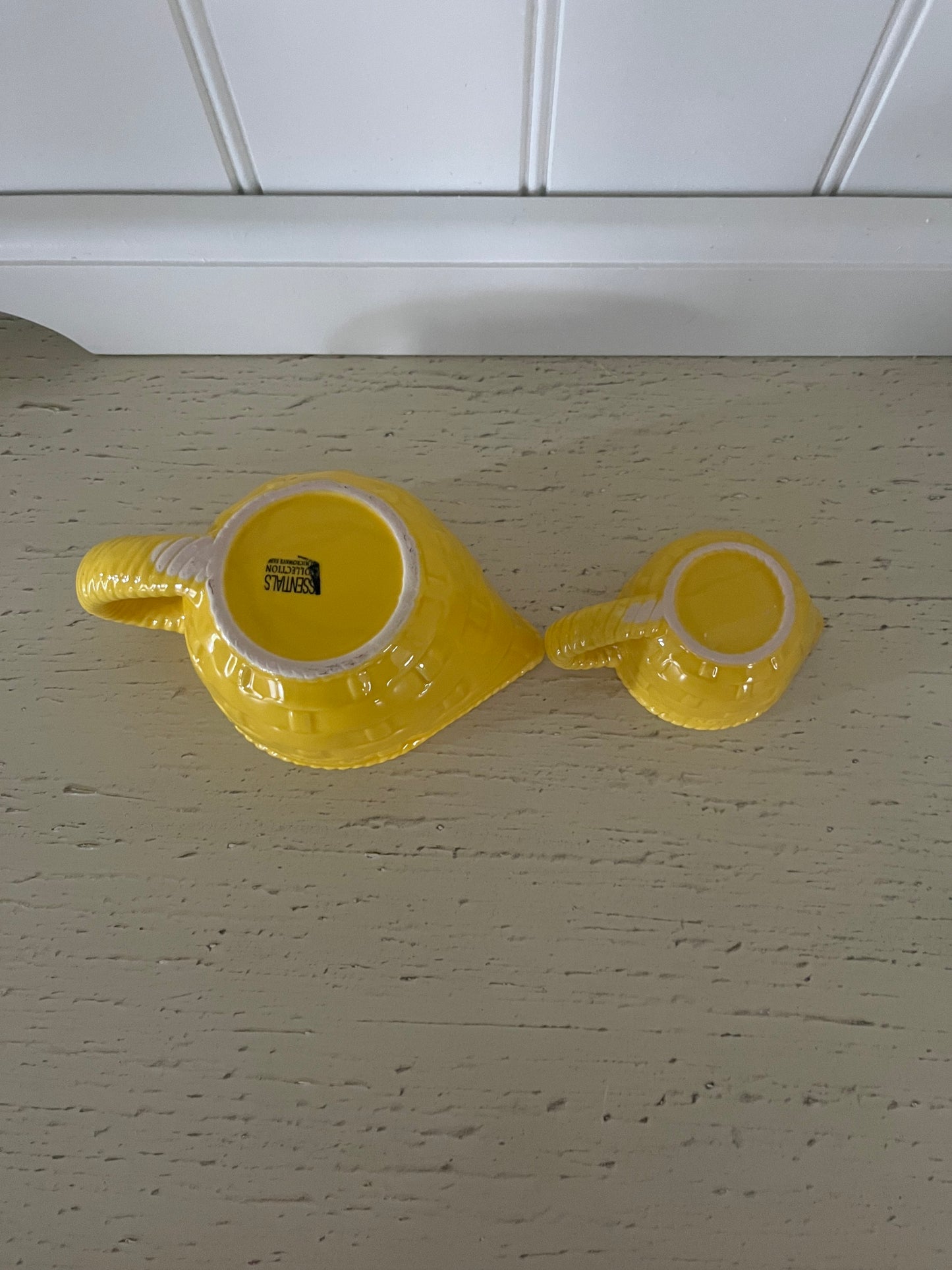 Retro Sunshine Yellow Basket Weave Measuring Cups – 1 Cup & 1/4 Cup (c. 1990s–2000s)