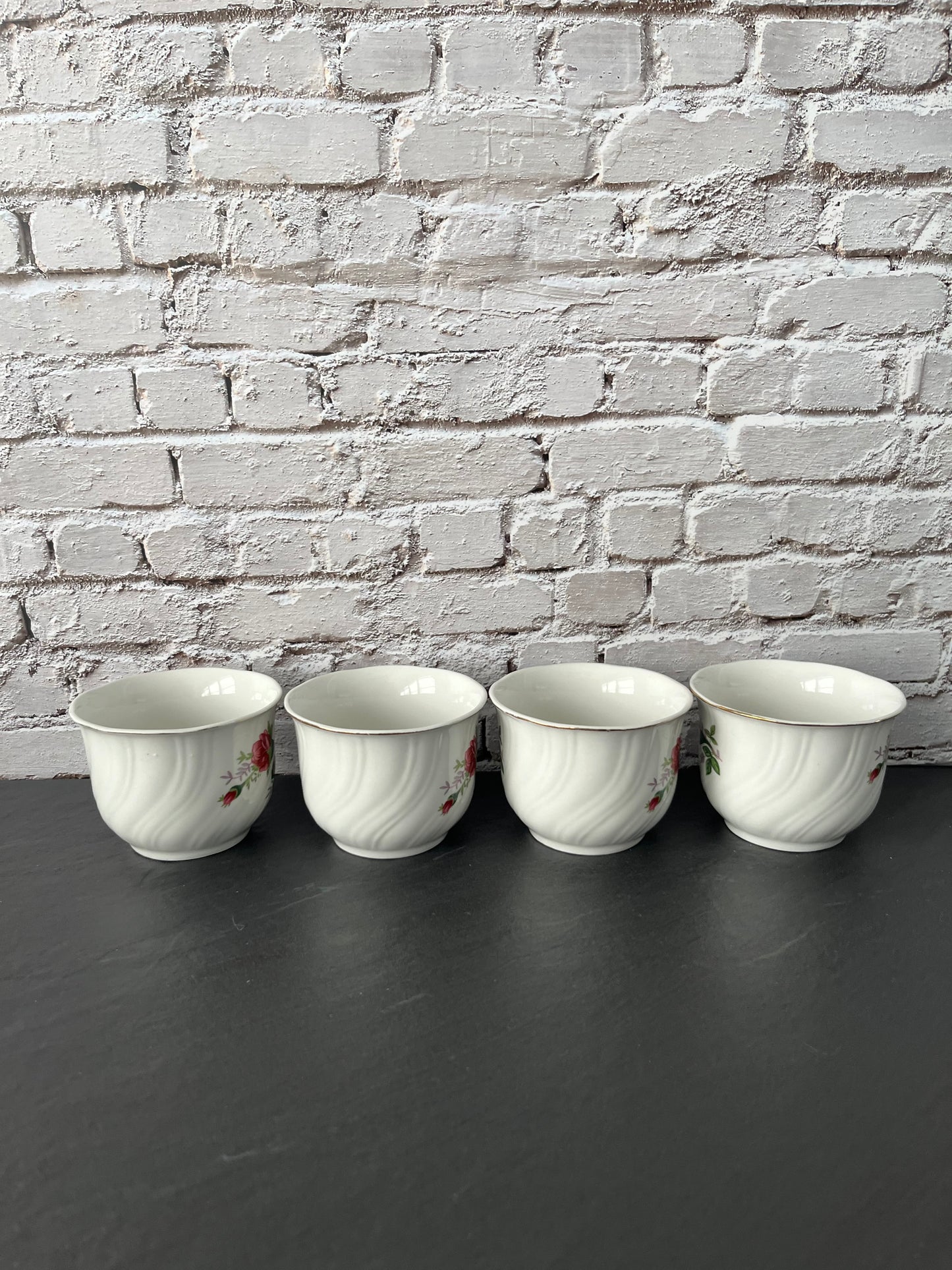 Vintage 1980s Lynns Fine China Rose Teacup & Saucer Set – Gold Rim Cottage Floral – Set of 4