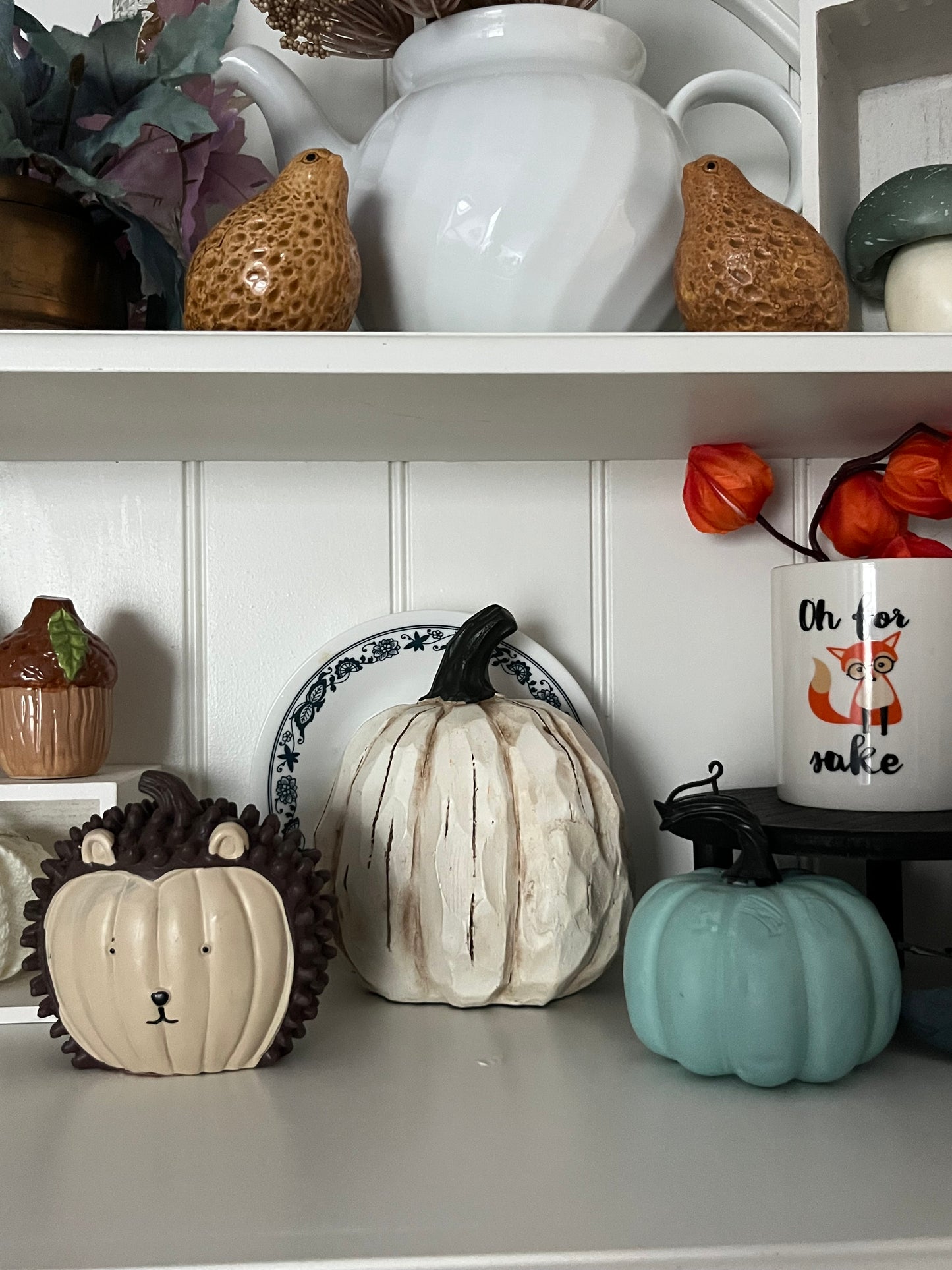 Rustic White Carved Pumpkin Décor – Faux Wood Farmhouse Accent (c. 2010s)