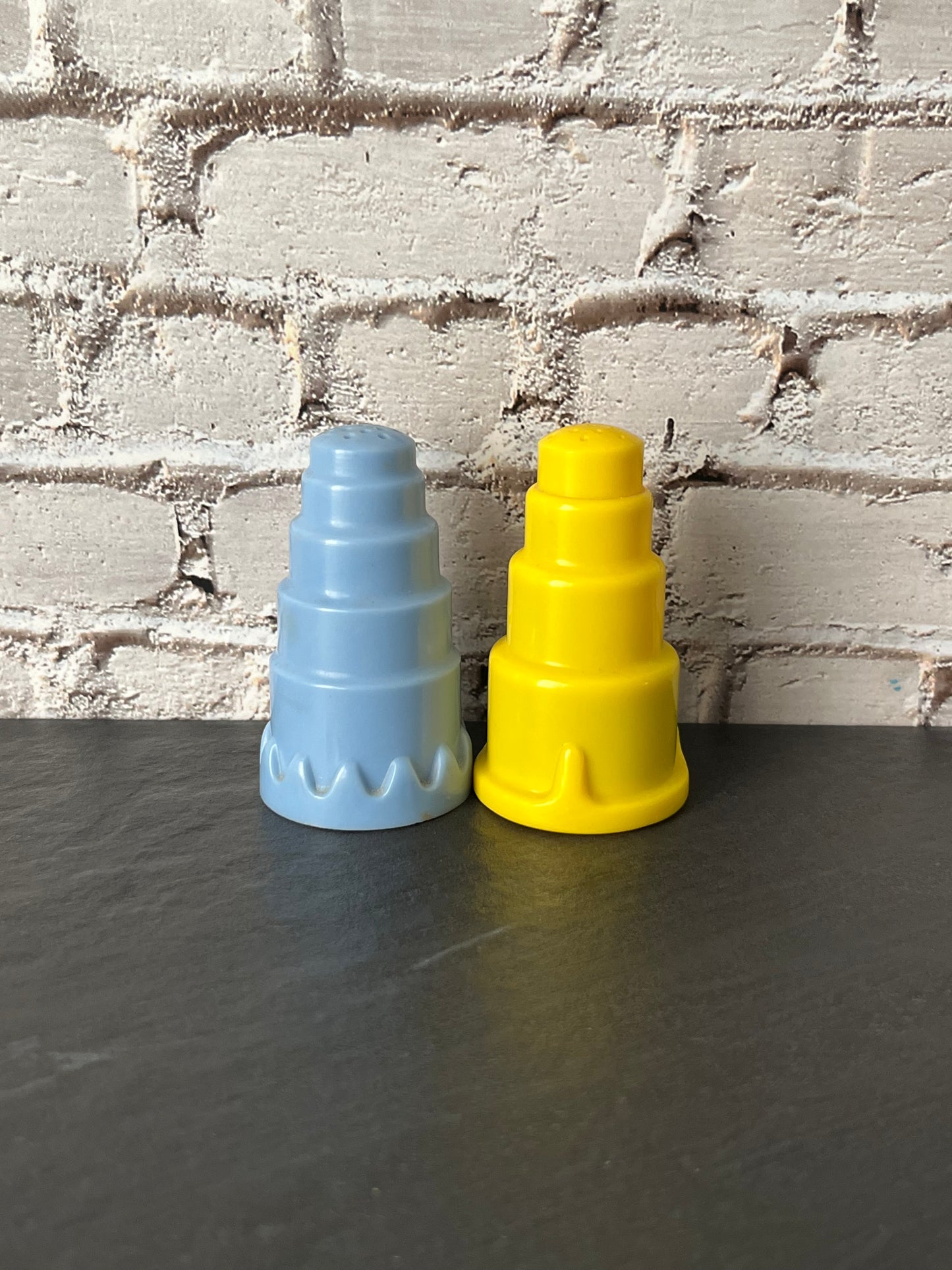 Vintage 1950s CHELAIM USA Stacked Plastic Salt & Pepper Shakers – Blue & Yellow Art Deco-style