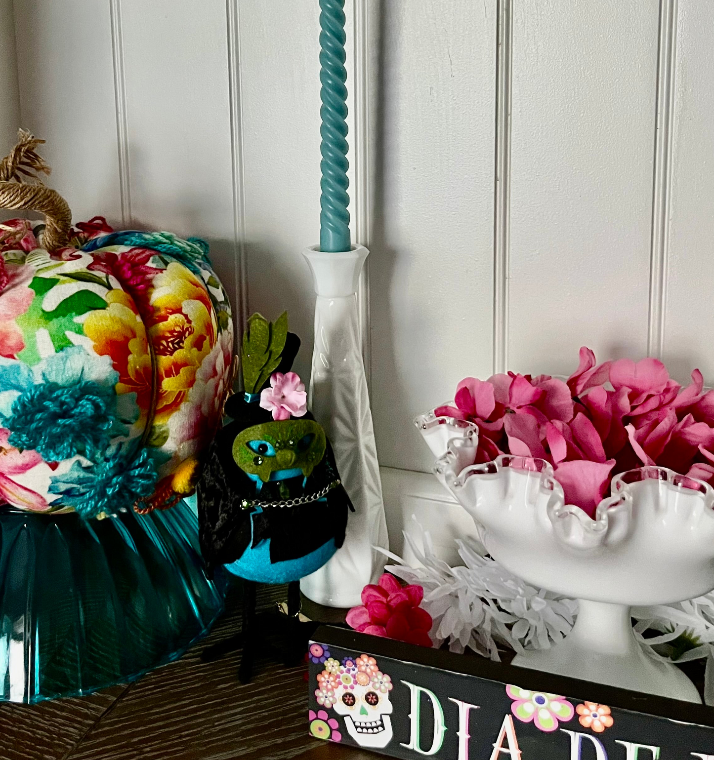 2018 Hyde & Eek! “Peridot” Featherly Friends Top-Hat Crow Figurine – Limited Edition Halloween Bird Décor