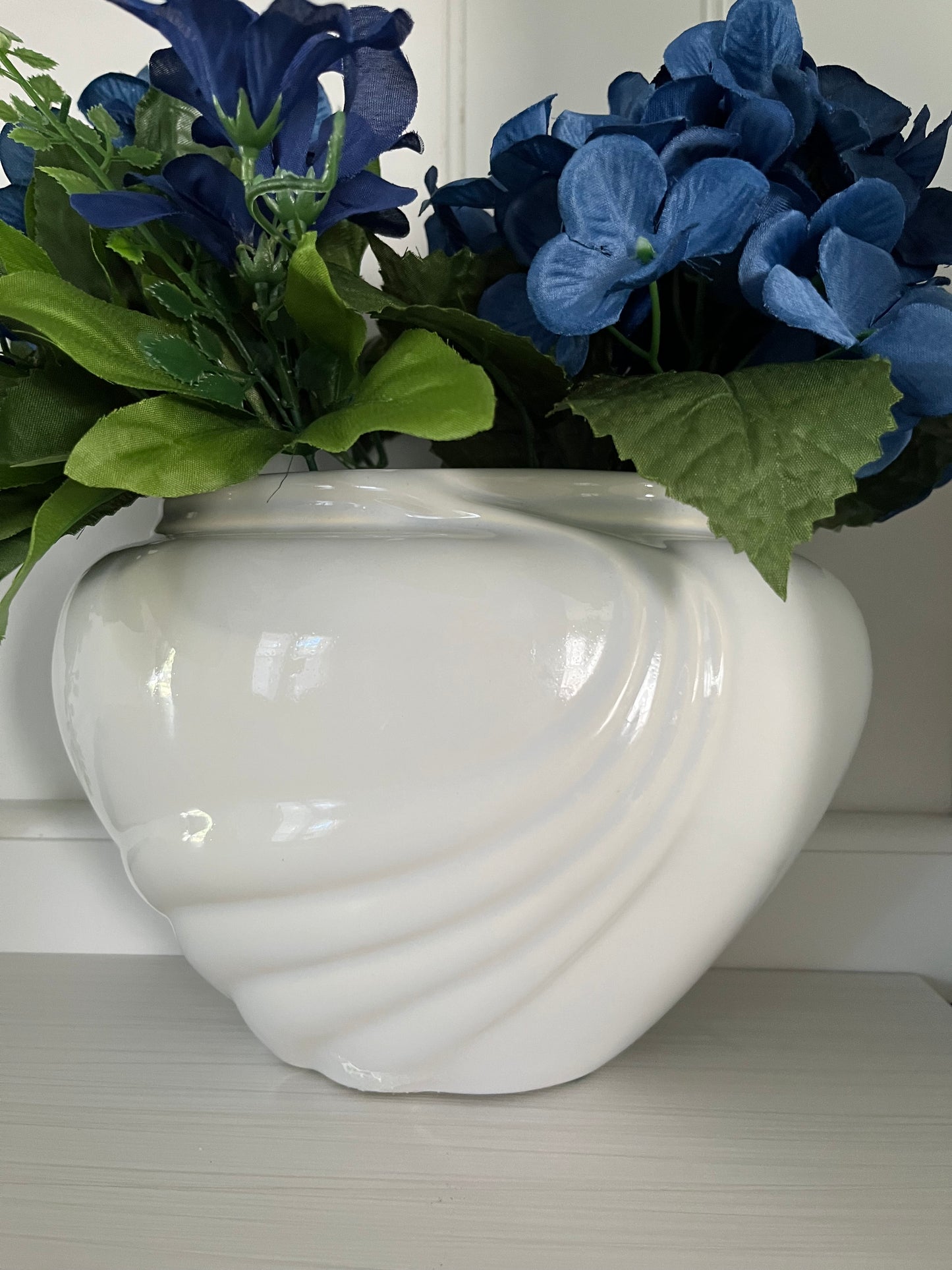Vintage 1996 Haeger White Shell Swirl Ceramic Art Deco Style Planter Vase