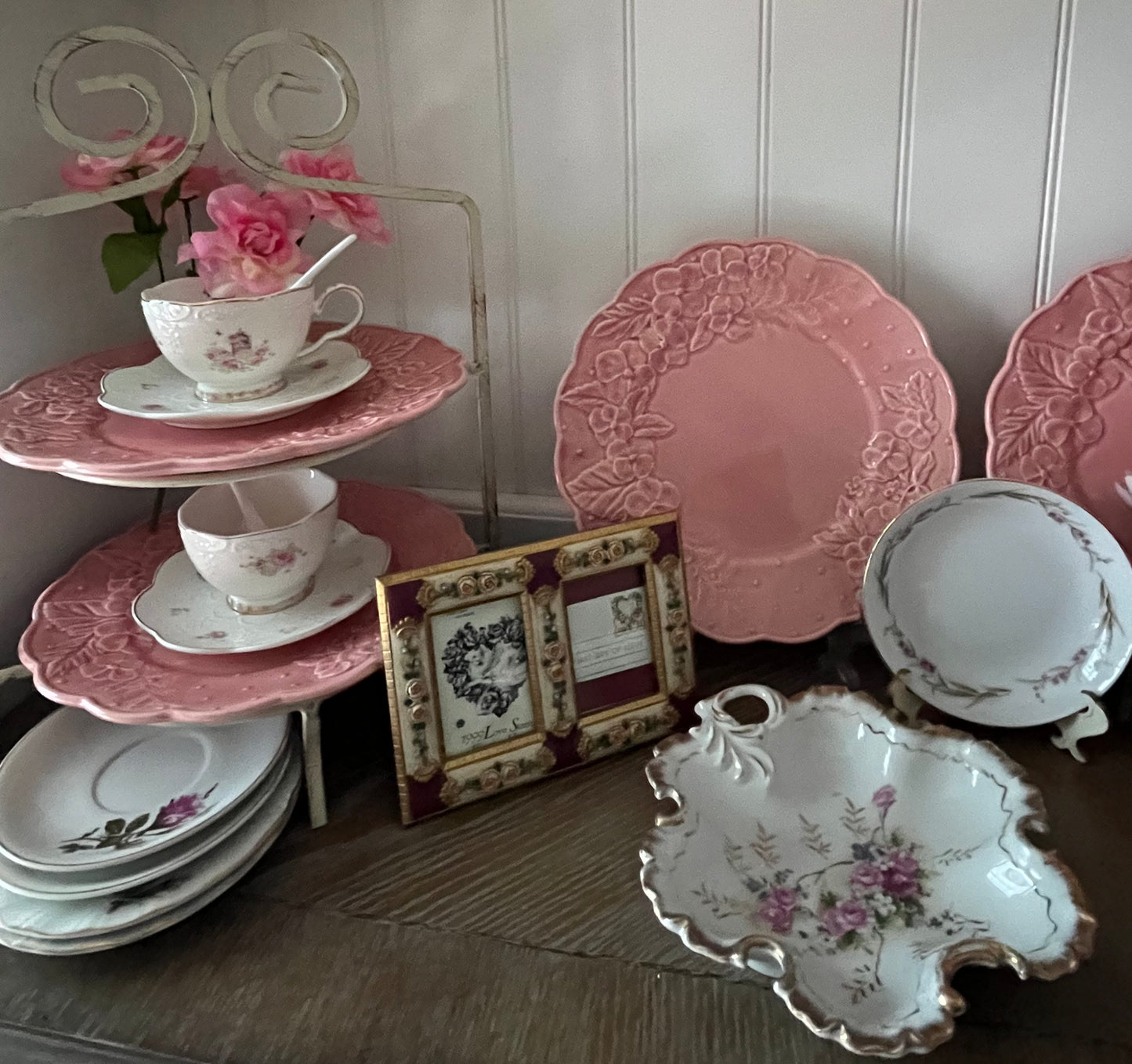 Vintage 1980s Bordallo Pinheiro Pink Majolica Floral Plates – Set of 4 Hydrangea Relief Display Dinner Size Plates  – Made in Portugal – Heavy Crazing Crackle Glaze