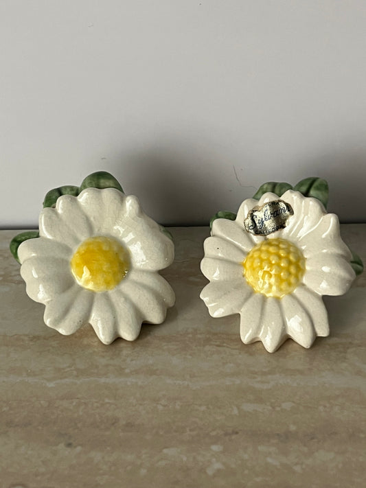 Vintage 1950s Sylvan California Daisy Salt & Pepper Shakers  – Mid Century Cottagecore Floral Kitchen Decor
