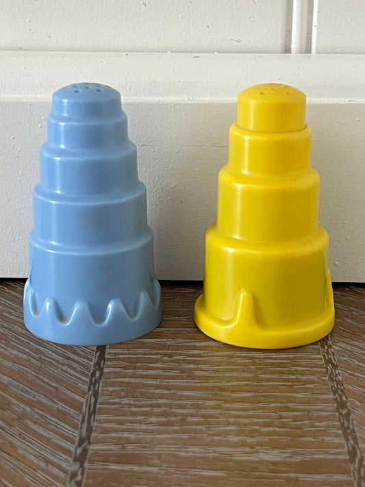 Vintage 1950s CHELAIM USA Stacked Plastic Salt & Pepper Shakers – Blue & Yellow Art Deco-style