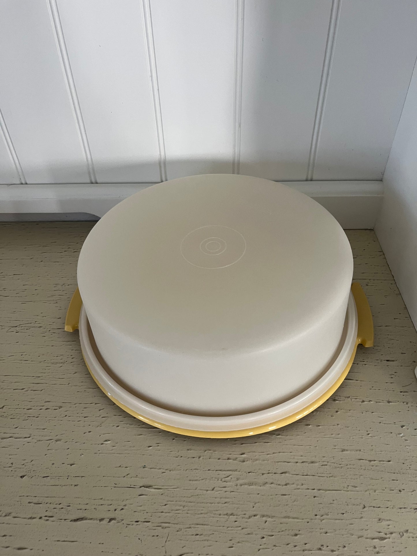 Vintage Tupperware Harvest Gold Pie Keeper #719-1 with Lid – c. 1970s–80s