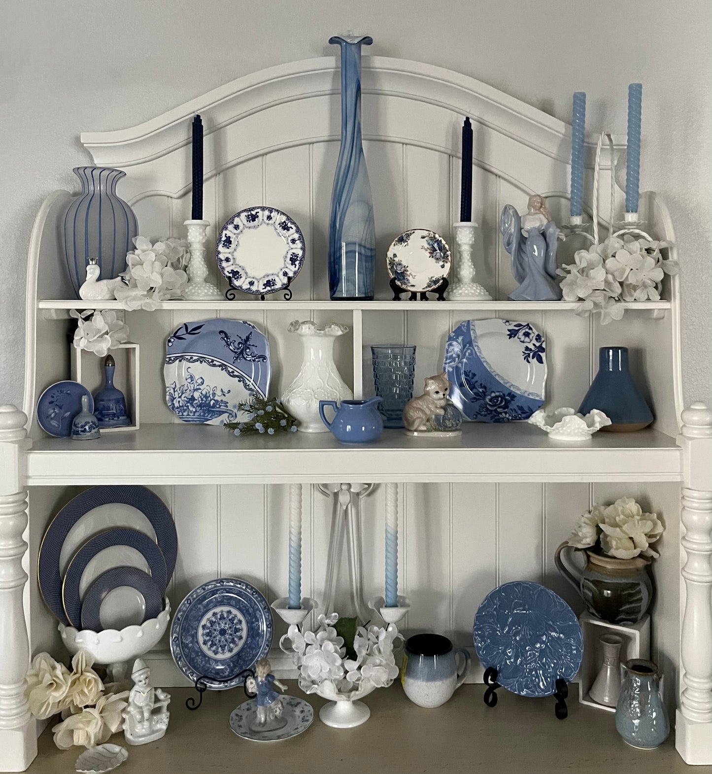 Vintage C.1980’s White Tole Double Wall Candle Sconce with tulip-shaped candle cups, and a four-pointed floral petal at the top