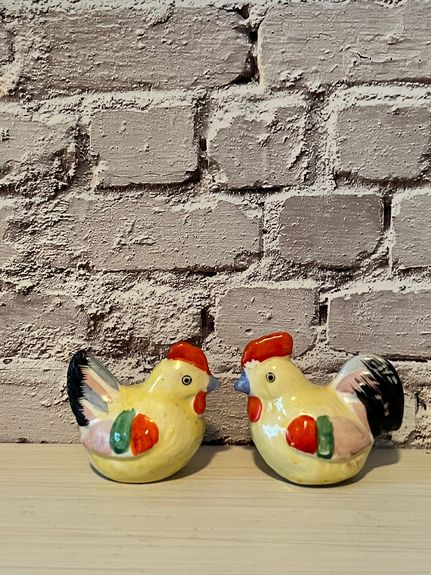 Vintage Vintage 1940s–1950s Hand-Painted Rooster Hen Salt & Pepper Shaker Set
