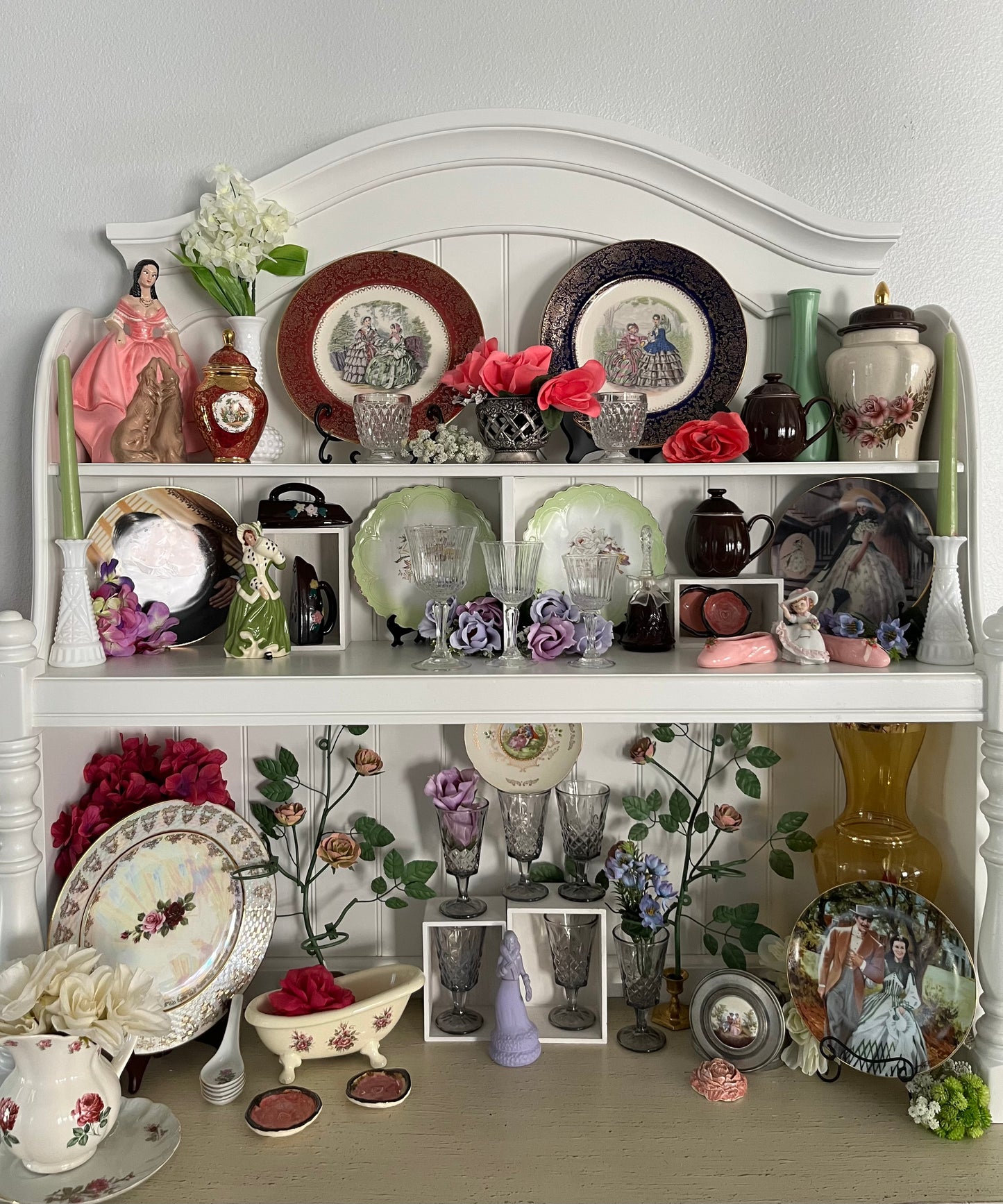 Vintage Mid Century Porcelain Shell Shaped  Snack Plate with Cup Well – Moss Rose Floral Pattern with Gold Accents