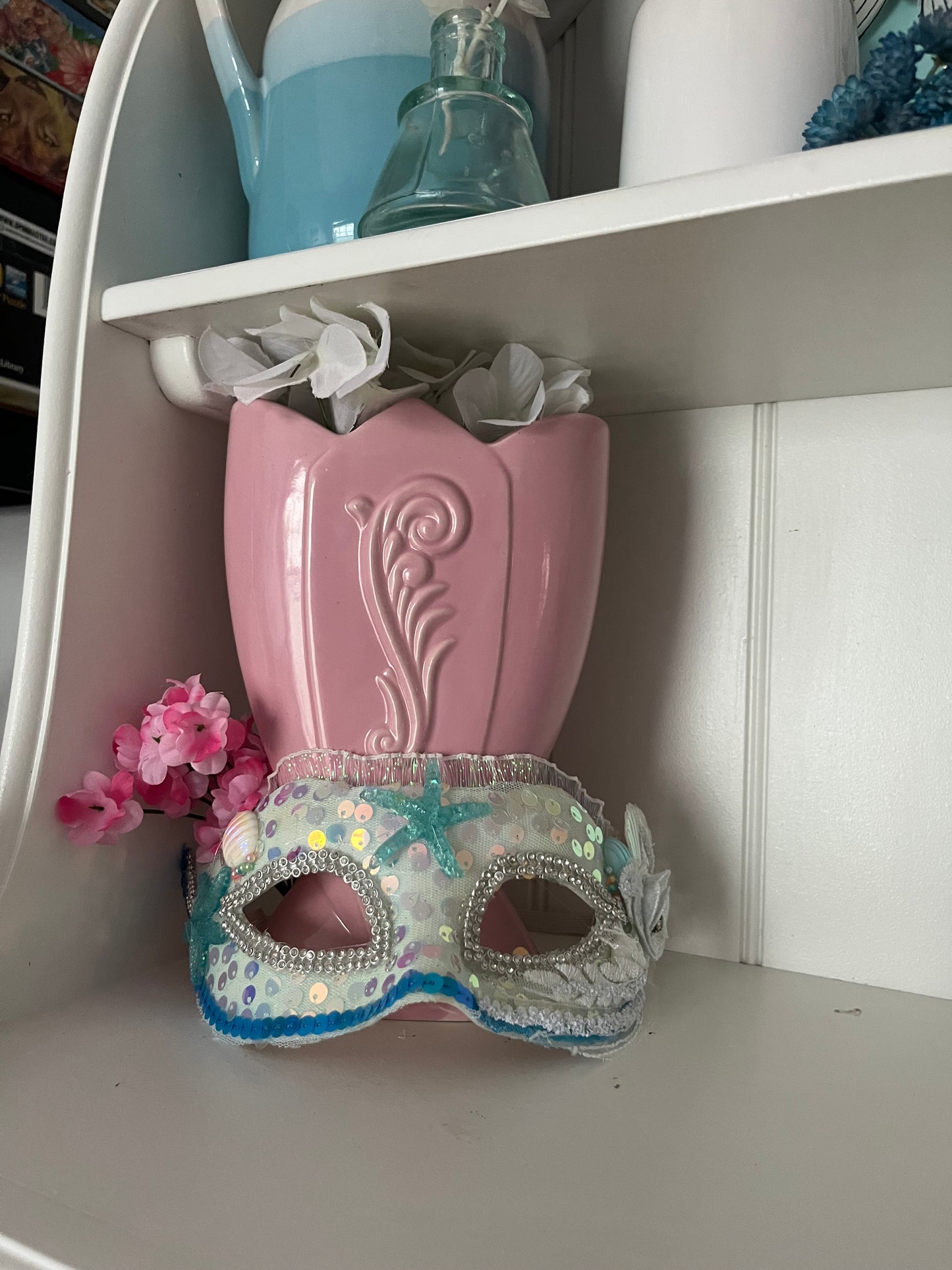 1940s Vintage Art Deco Fredericksburg Pottery Fan Vase in Pink Ceramic with Floral Design