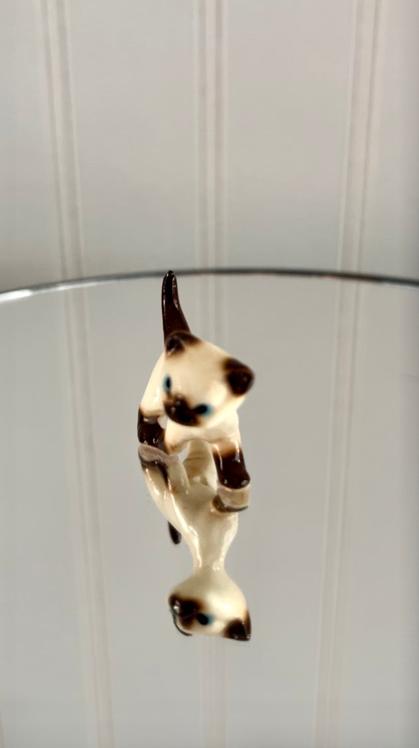 Vintage Kitsch c1960’s Miniature Siamese Kitten Figurine — Mid-Century Hagen-Renaker Style Blue-Eyed Kitty Cat Kitten
