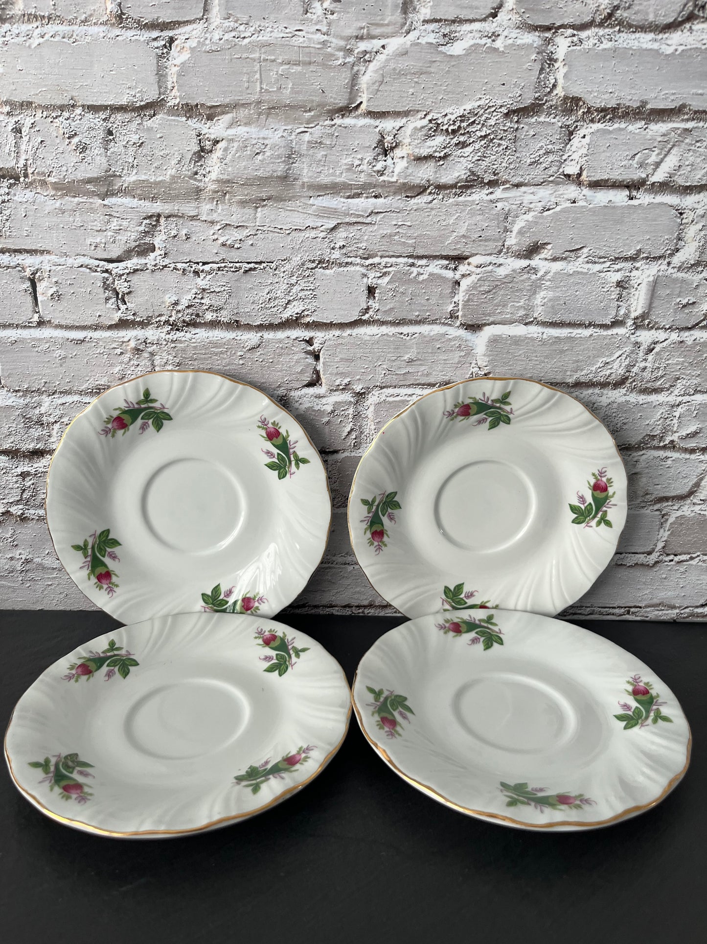 Vintage 1980s Lynns Fine China Rose Teacup & Saucer Set – Gold Rim Cottage Floral – Set of 4