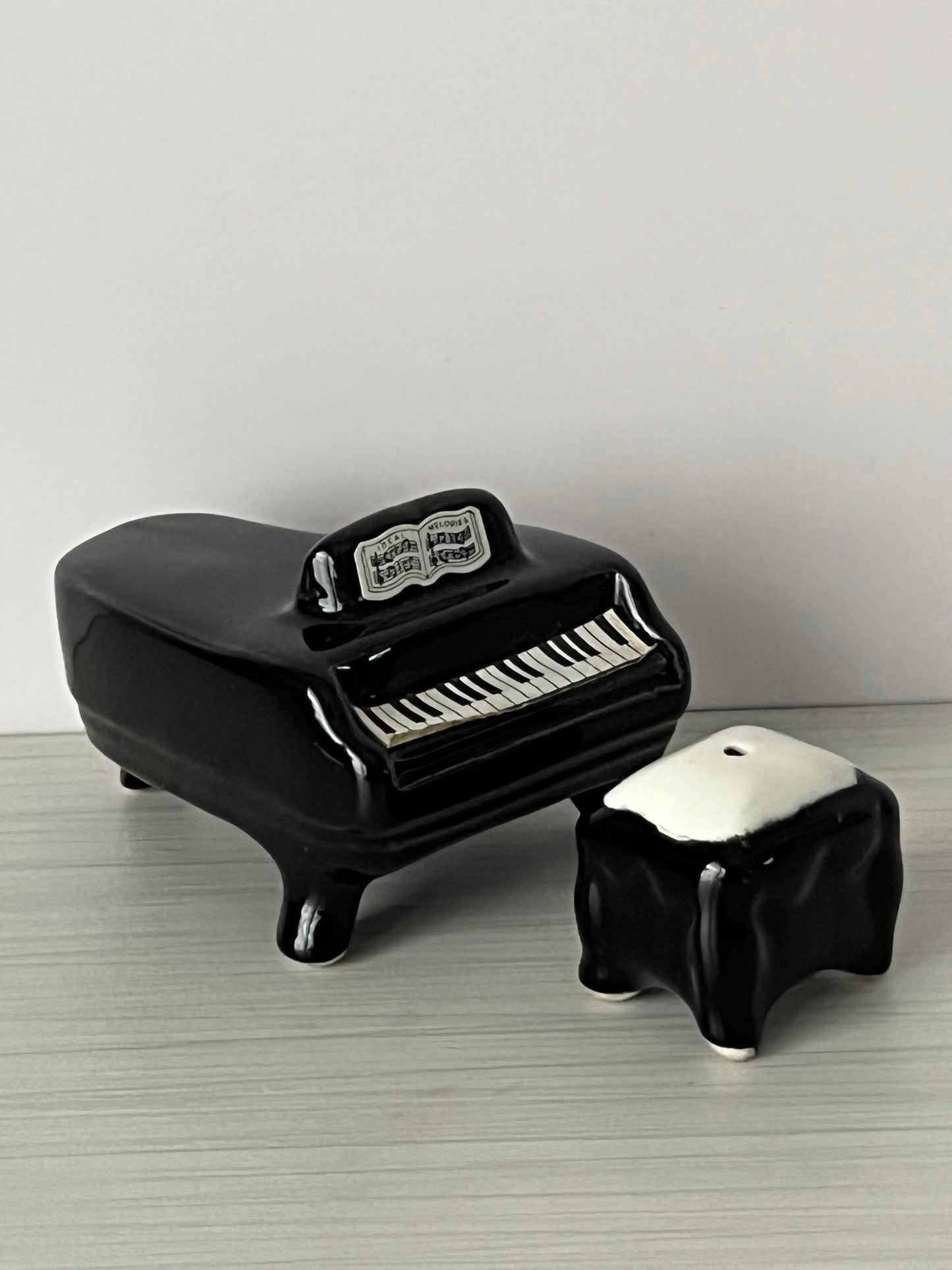 Vintage 1989 Sarsaparilla Deco Designs Grand Piano & Bench Salt and Pepper Shaker Set – 1980s Art Deco Revival Musical Kitchen Collectible