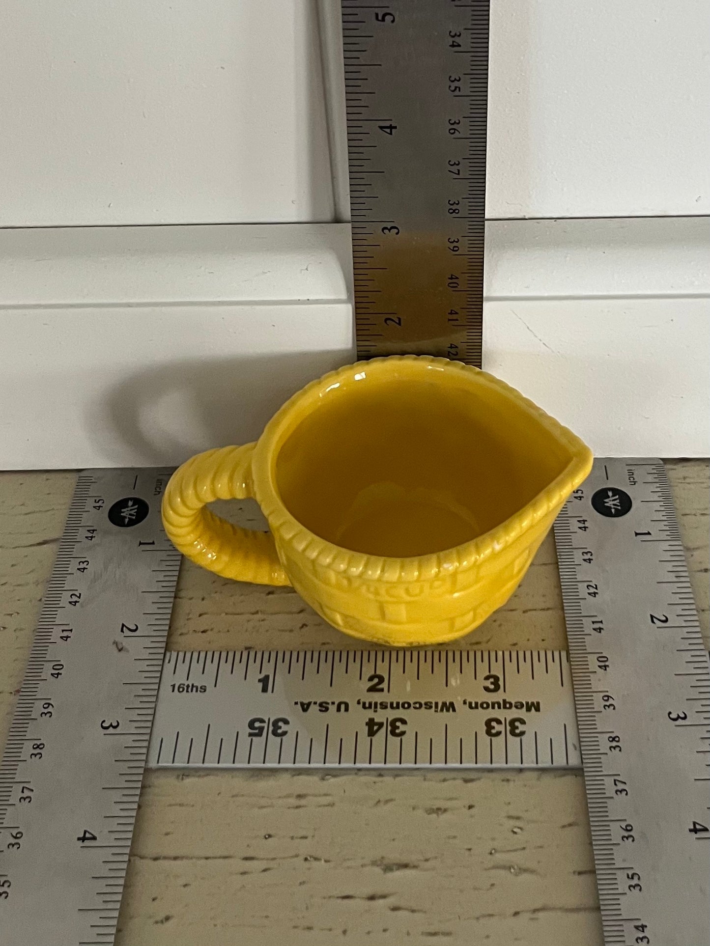 Retro Sunshine Yellow Basket Weave Measuring Cups – 1 Cup & 1/4 Cup (c. 1990s–2000s)