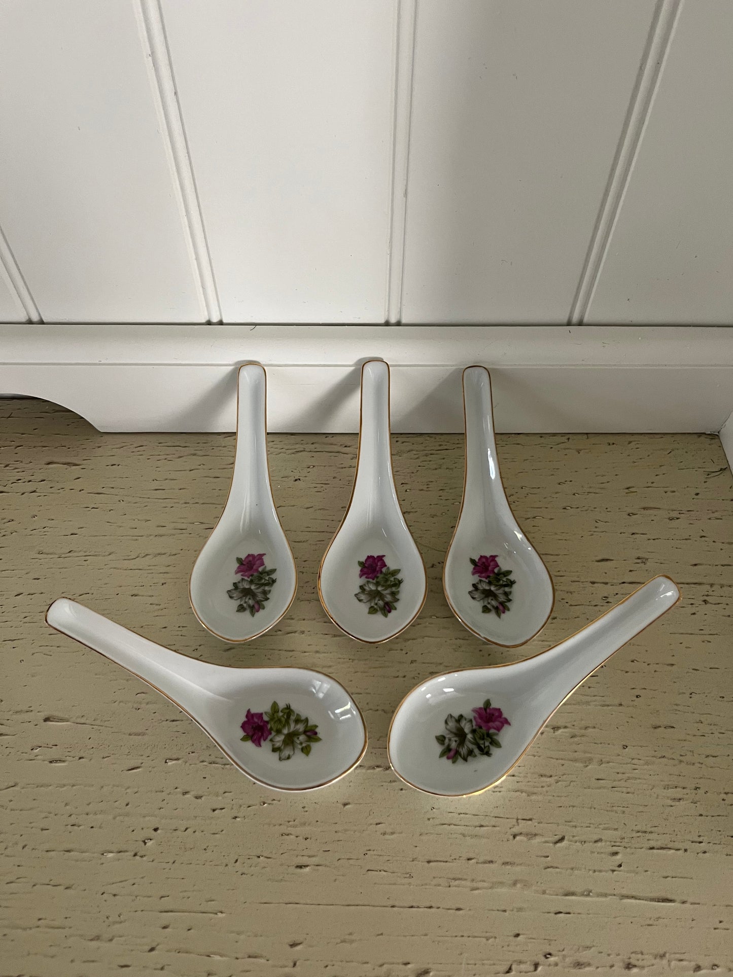 Vintage c. 1960’s Porcelain Tang chi Asian Soup/Tasting/Tea Spoons with Gold Accents – Moss Rose Floral, Set of 5