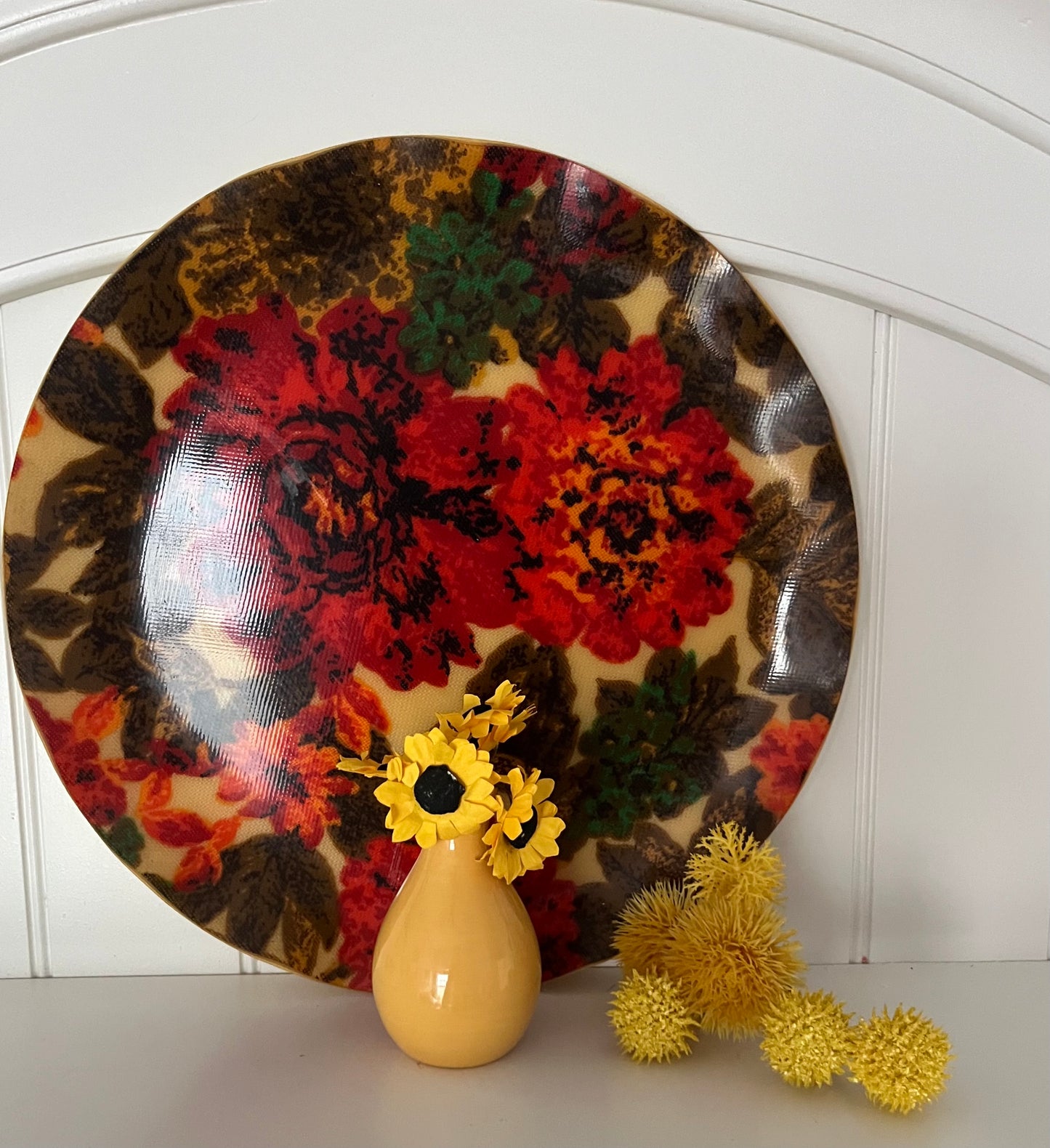 Mid-Century “FAB” Floral Wall Plate by Hardy-Glenwood – Large 13.5” Resin & Fabric Art Plate – 1950s–1960s Vintage Canada
