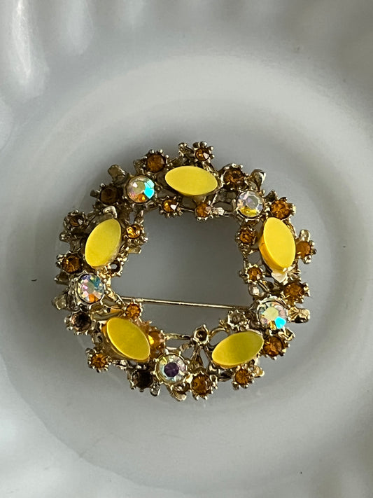 Vintage Circa 1955–1965 (Mid-Century Costume Jewelry Era) Enamel  Yellow Cabochons, Aurora Borealis Rhinestones  Wreath Brooch – Amber Crystal Floral Circle Pin