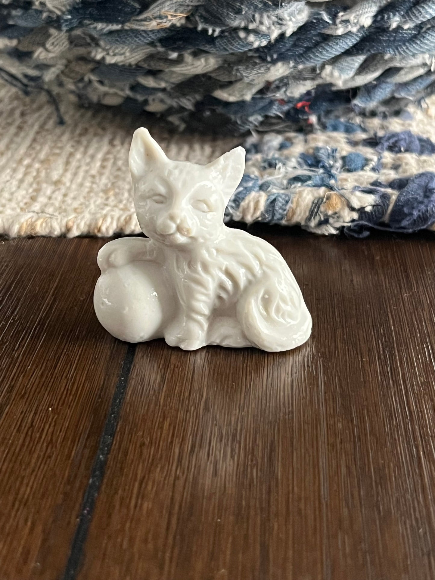 Vintage 1950s Tiny Mini Small 1” White Ceramic Sleeping Kitten Figurine – Made in Japan – Mid-Century Nursery Cat Decor