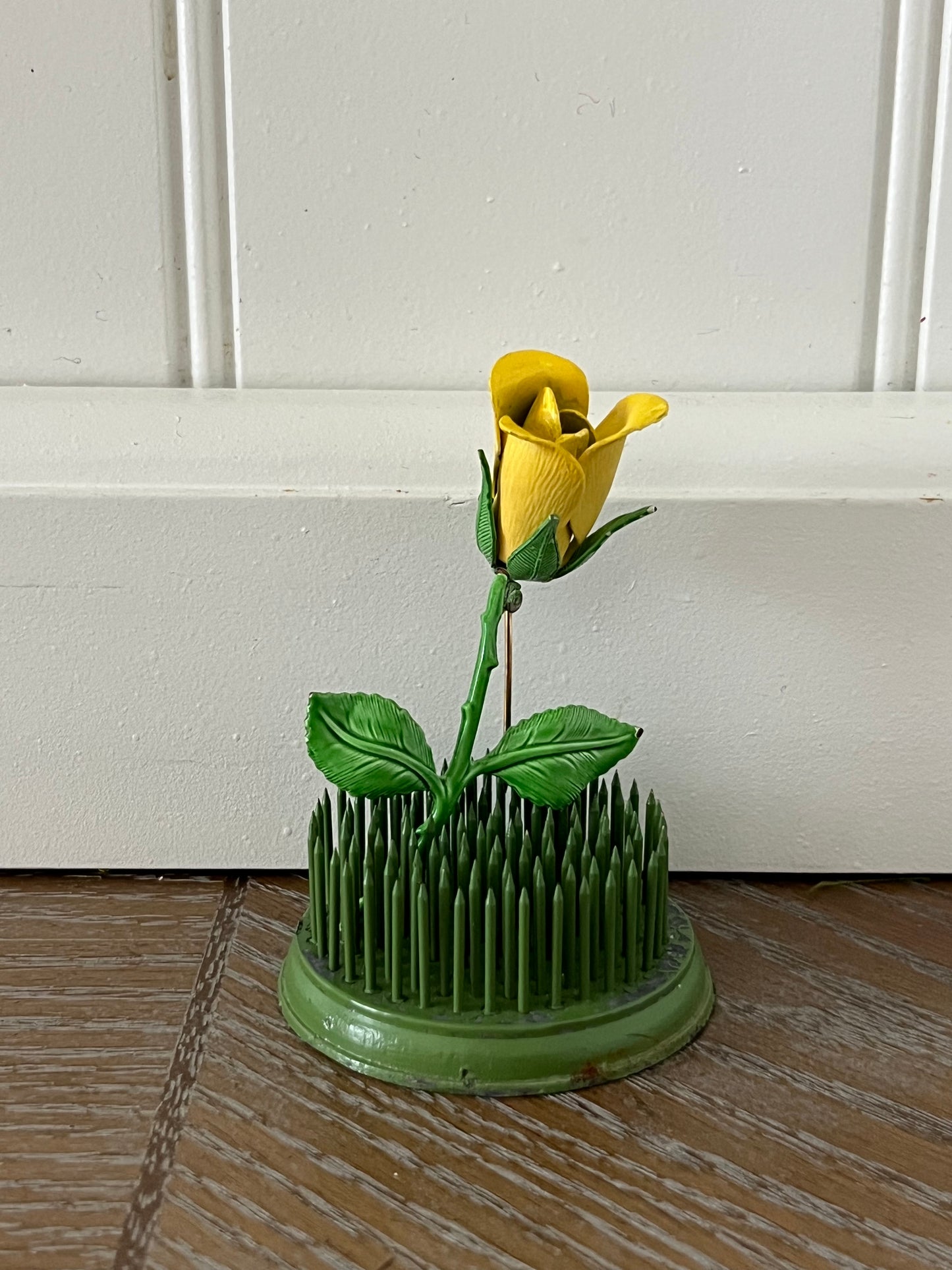 Vintage 1960’s Yellow Rose Enamel Brooch Pin – Mid-Century Floral Jewelry with Green Leaves