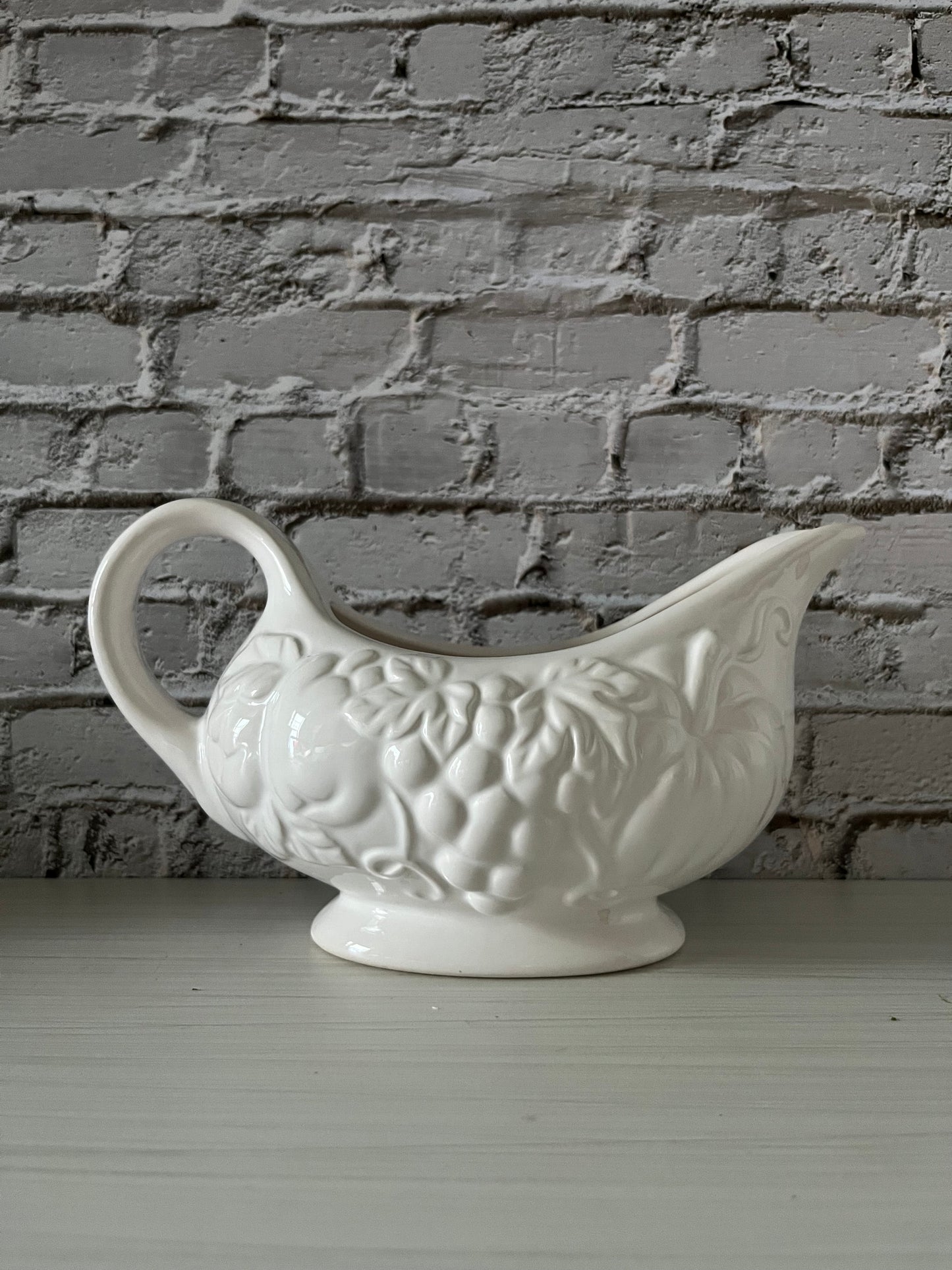 Tabletops Gallery “Harvest” White Ceramic Gravy Boat
Embossed Grapes & Leaves • Footed Autumn Serveware