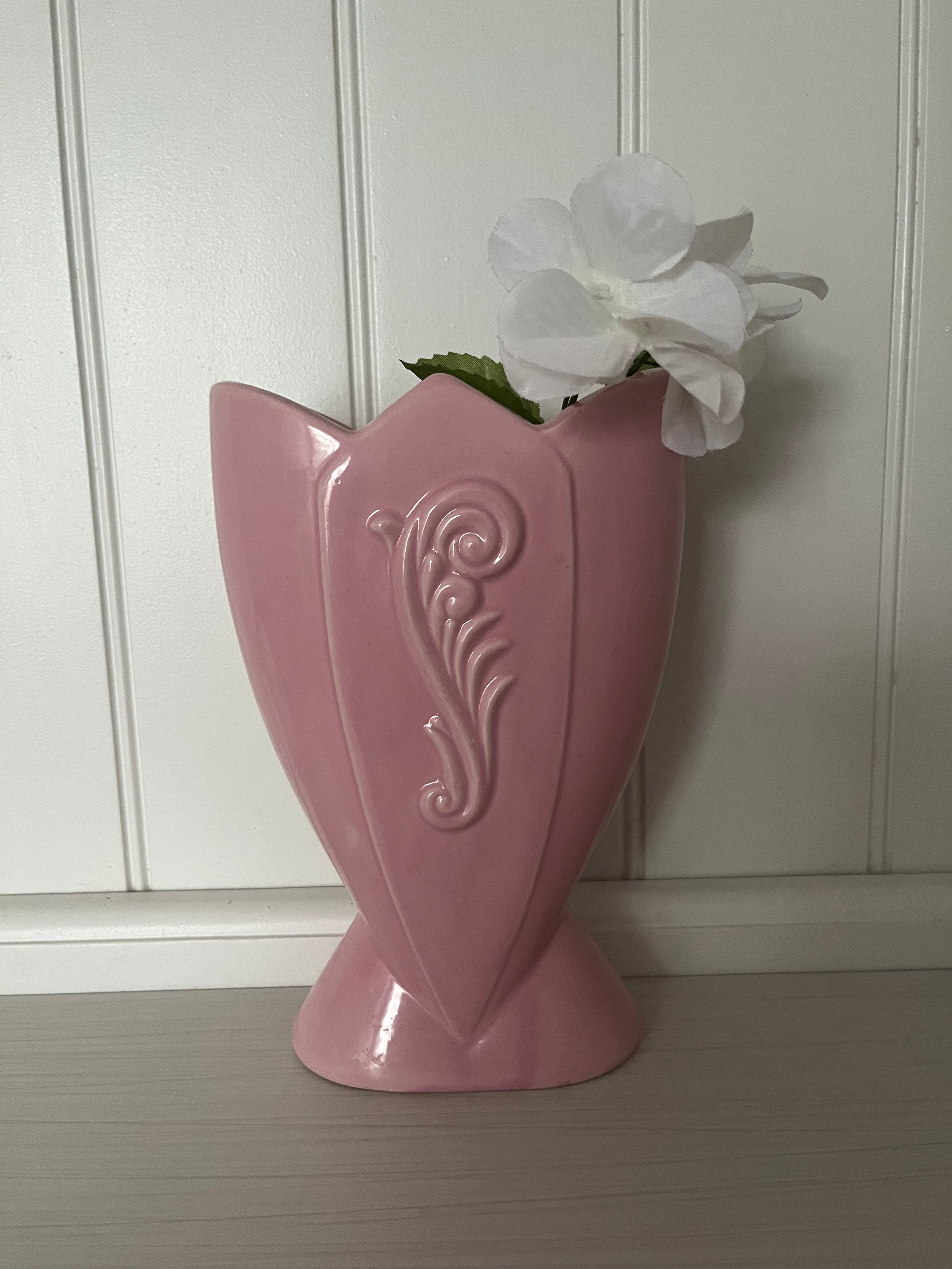 1940s Vintage Art Deco Fredericksburg Pottery Fan Vase in Pink