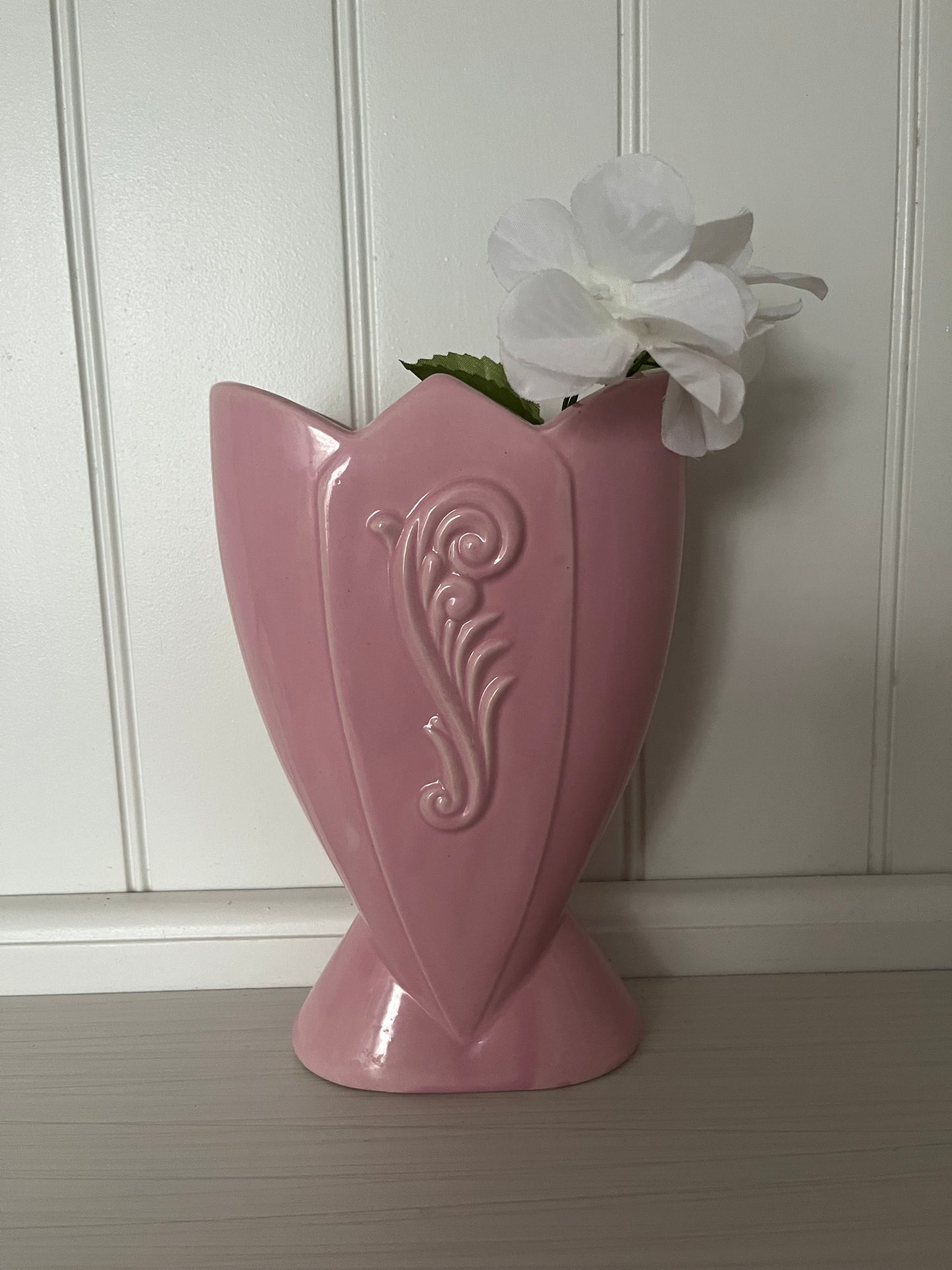 1940s Vintage Art Deco Fredericksburg Pottery Fan Vase in Pink Ceramic with Floral Design