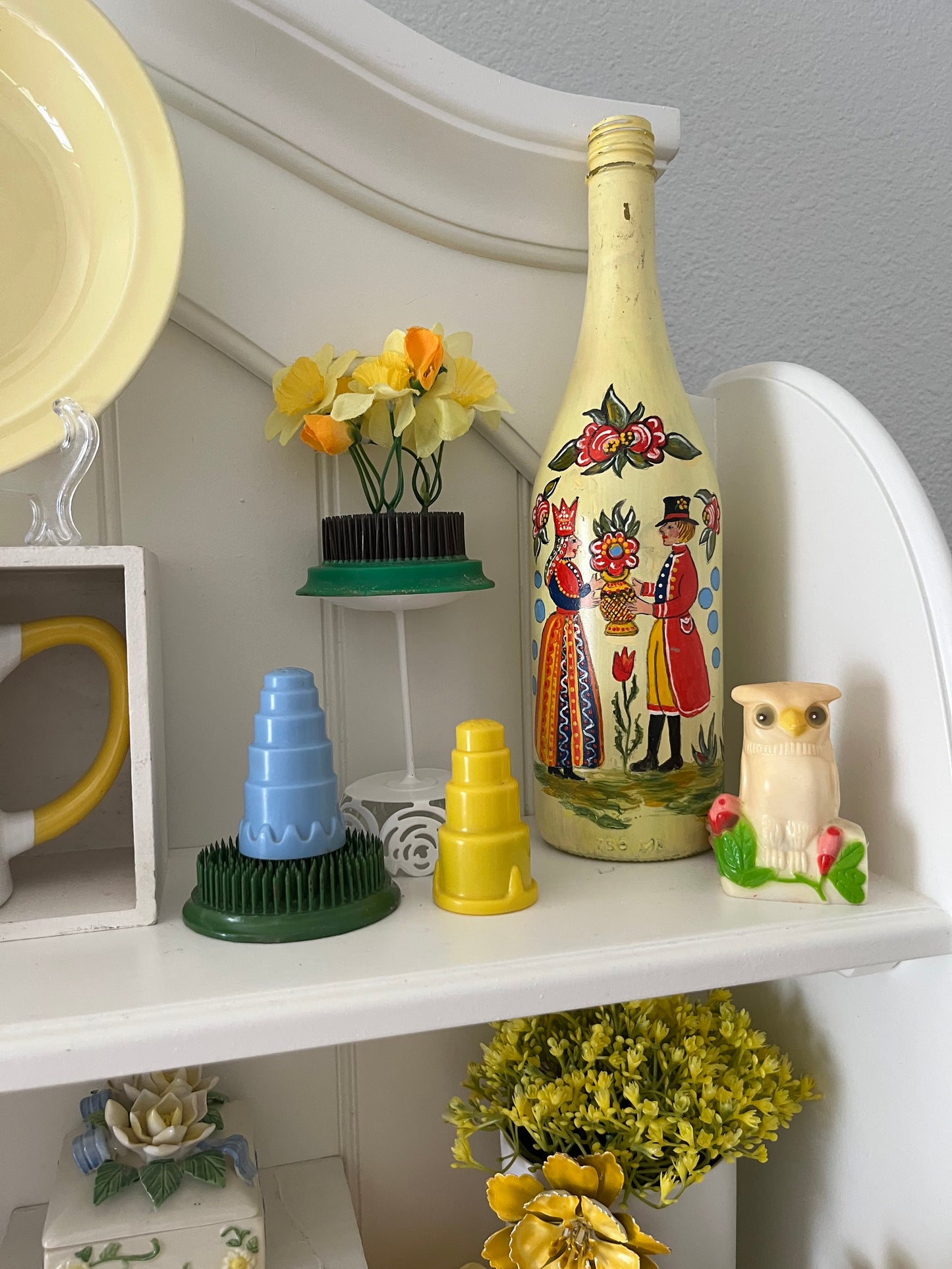 Vintage 1950s CHELAIM USA Stacked Plastic Salt & Pepper Shakers – Blue & Yellow Art Deco-style