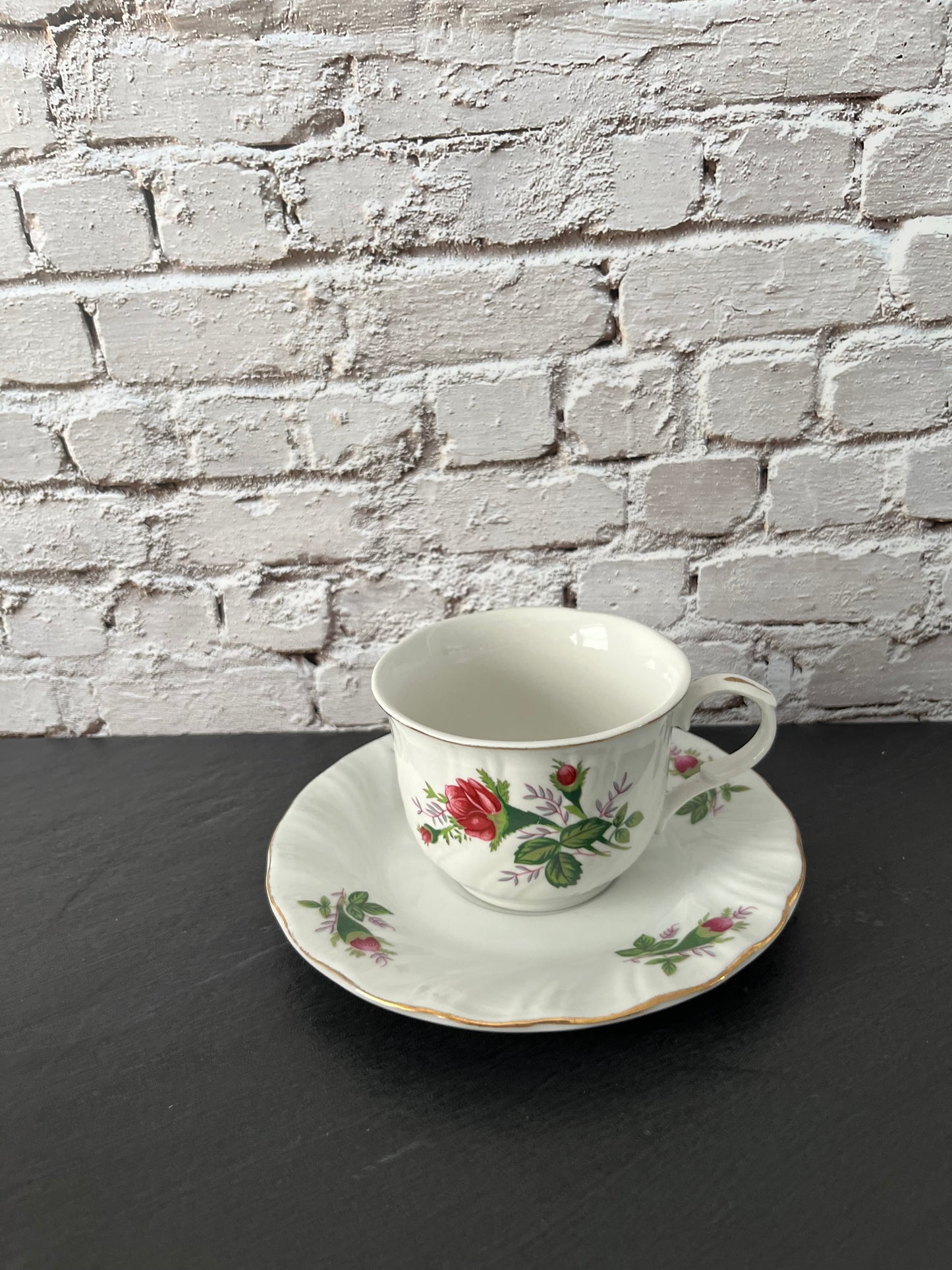 Vintage 1980s Lynns Fine China Rose Teacup & Saucer Set – Gold Rim Cottage Floral – Set of 4