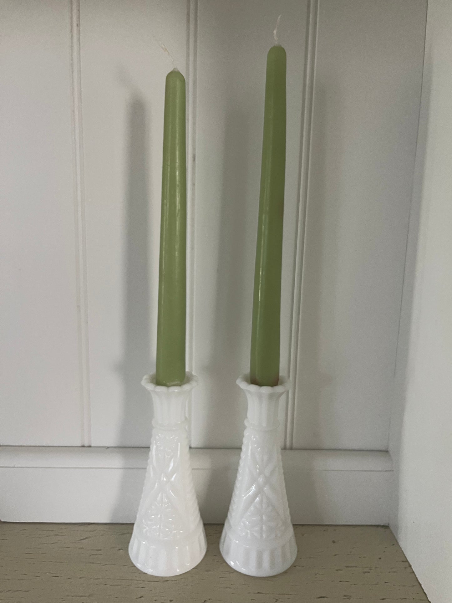 Vintage Mid-Century Anchor Hocking Stars & Bars White Milk Glass Flower Bud Vase - Cut Starburst Pattern With Scalloped Top 5" Tall