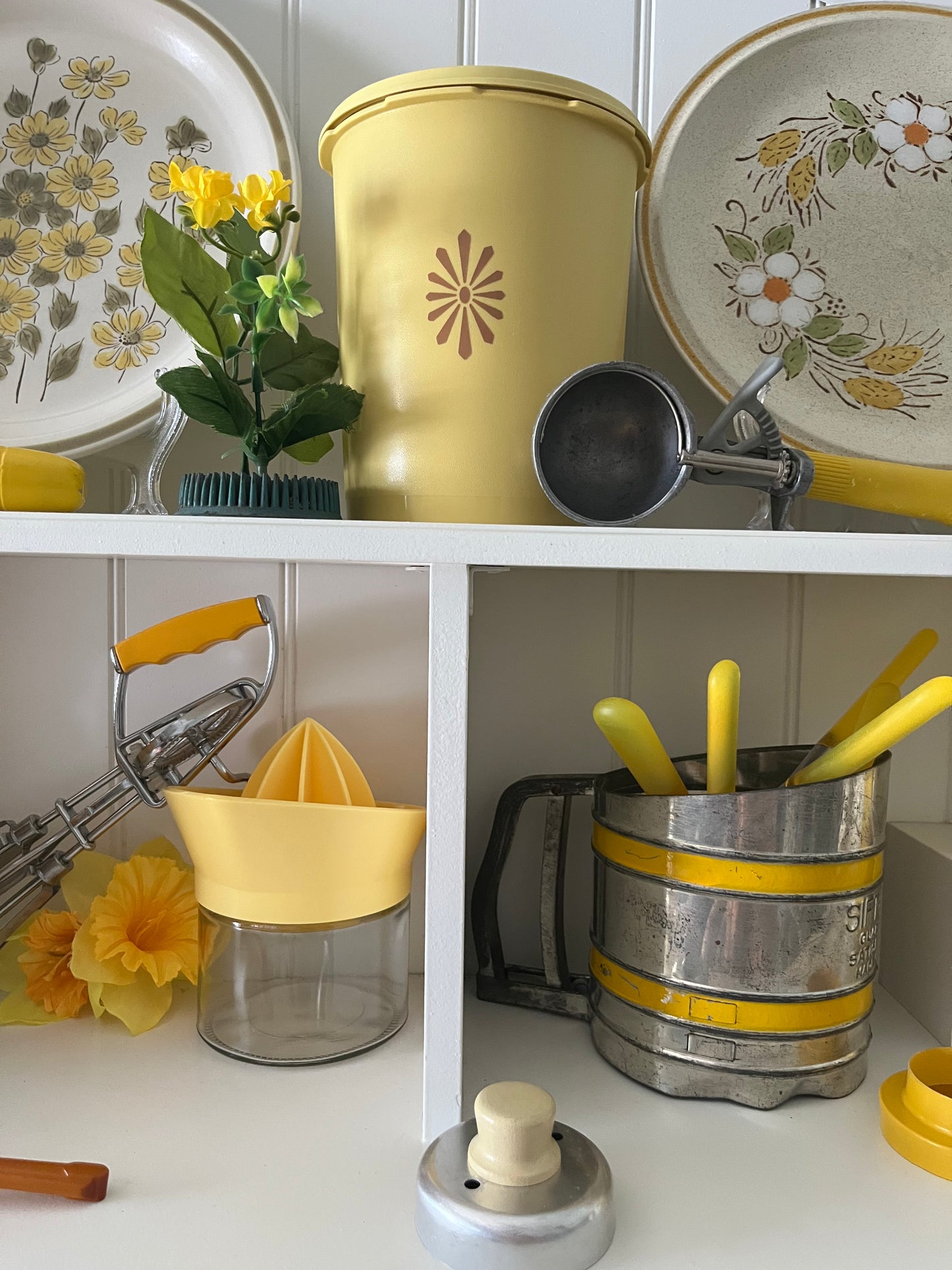 Vintage Sift-Chine Triple Screen Flour Sifter – 1940s–1950s Yellow Stripe Baking Tool