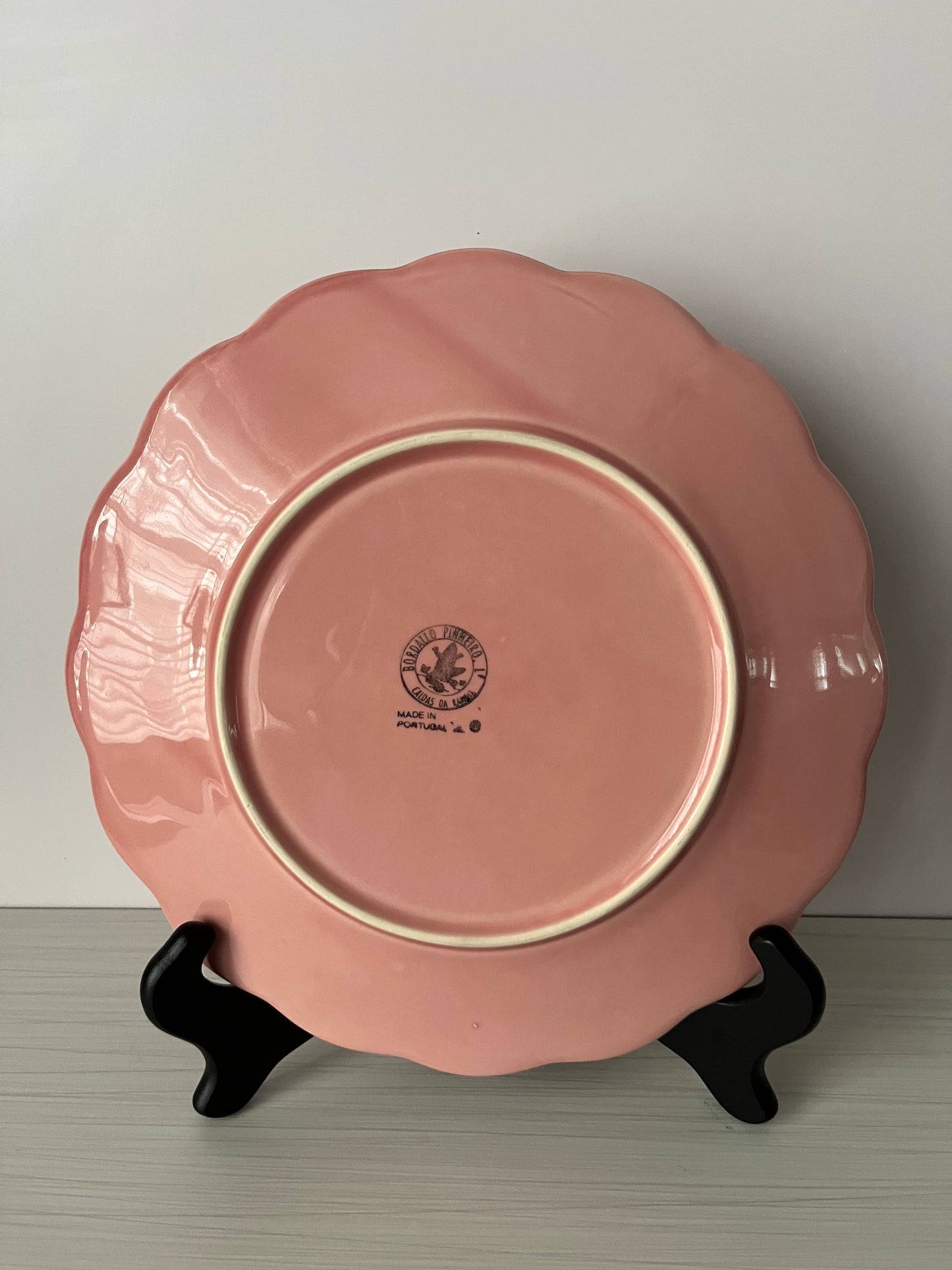 Vintage 1980s Bordallo Pinheiro Pink Majolica Floral Plates – Set of 4 Hydrangea Relief Display Dinner Size Plates  – Made in Portugal – Heavy Crazing Crackle Glaze