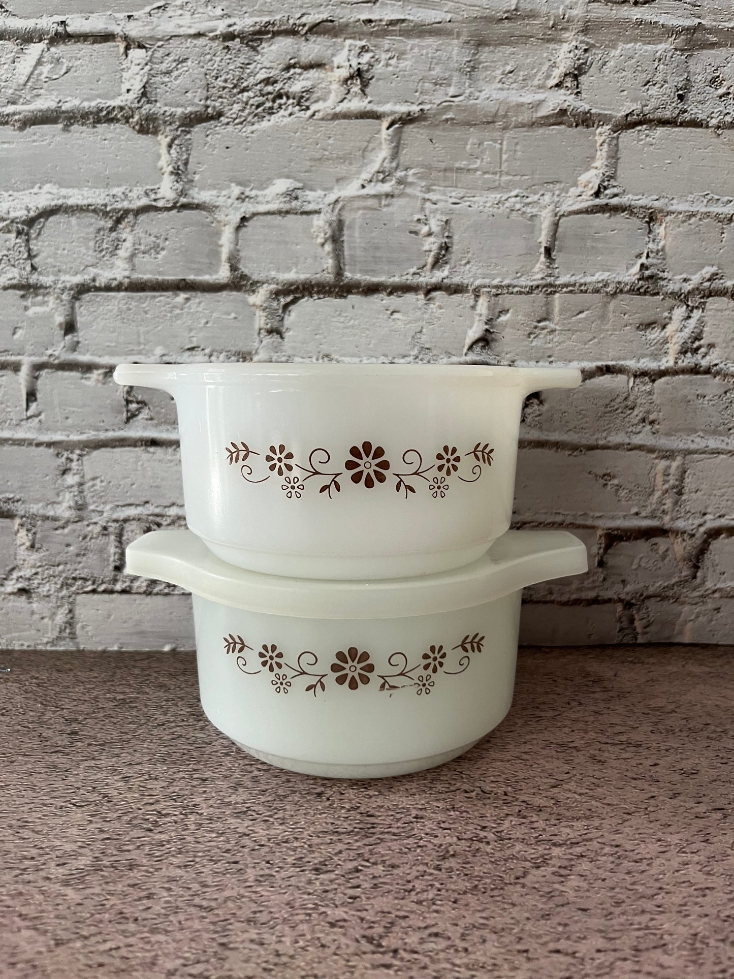 Vintage Brown Daisy PYR-O-REY Dynaware Mini-Casserole bowls / ramekin / milk glass retro 1960’s from Mexico  - Vintage Set of 2  with 1  Lid,